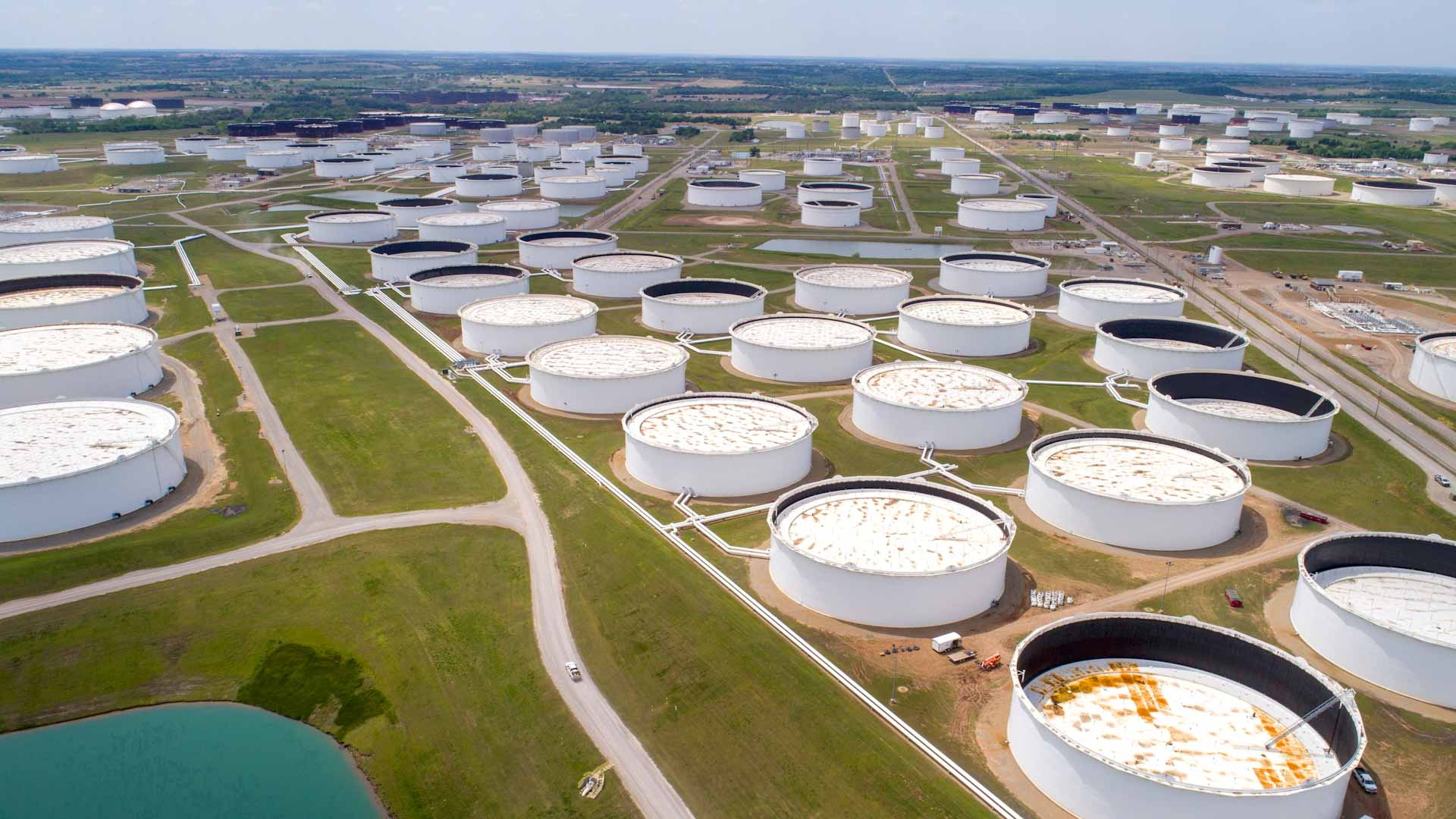 Image for the title: Oil struggles to hold gains amid mixed demand view 