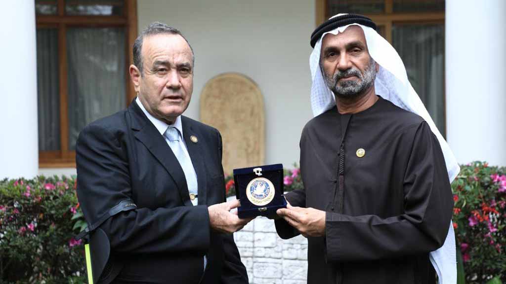 صورة بعنوان: الجروان يهدي رئيس غواتيمالا مسكوكات الـ 50 للقادة المؤسسين 
