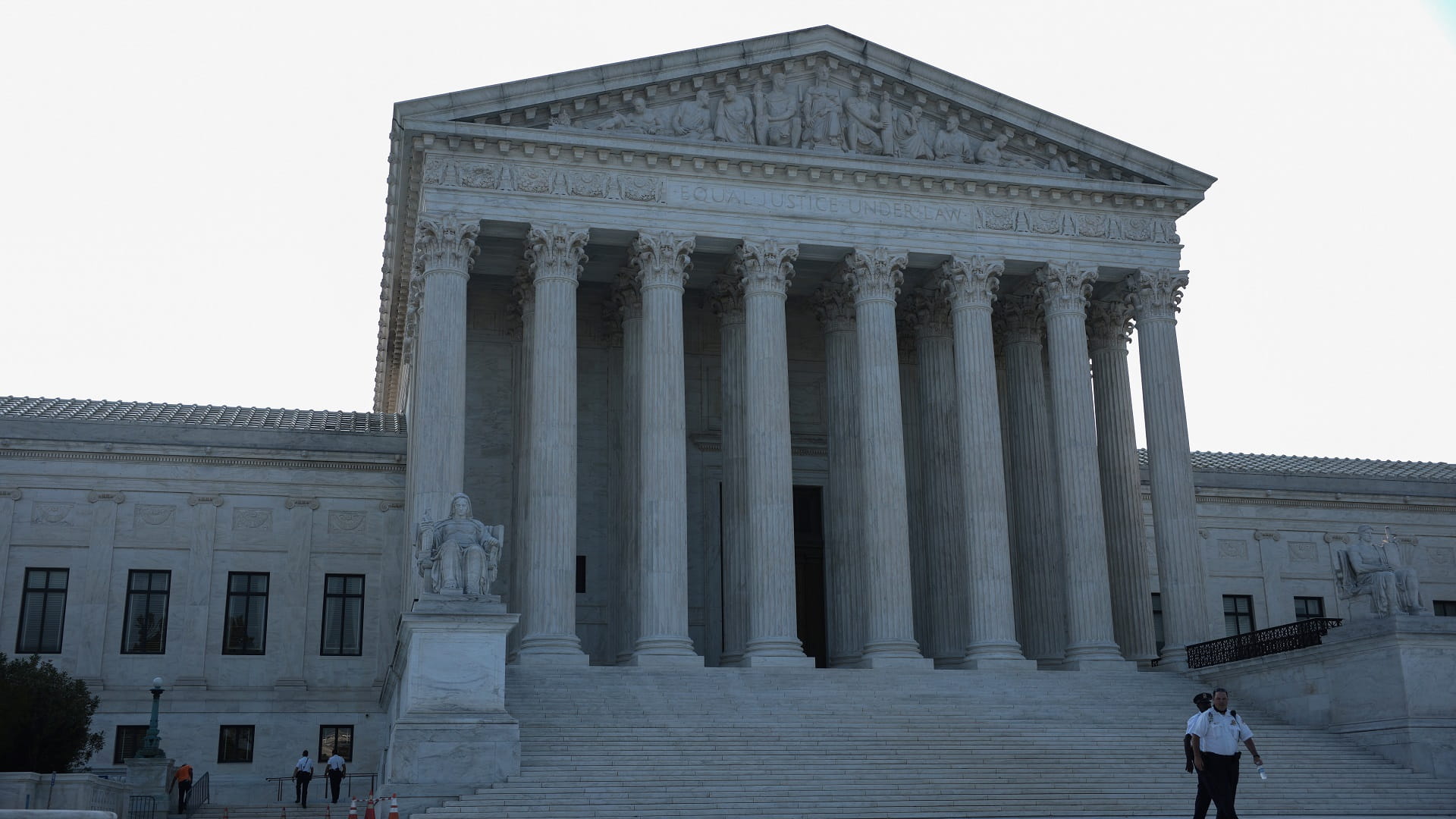 Image for the title: Supreme Court blocks Biden vaccine-or-test policy for large 