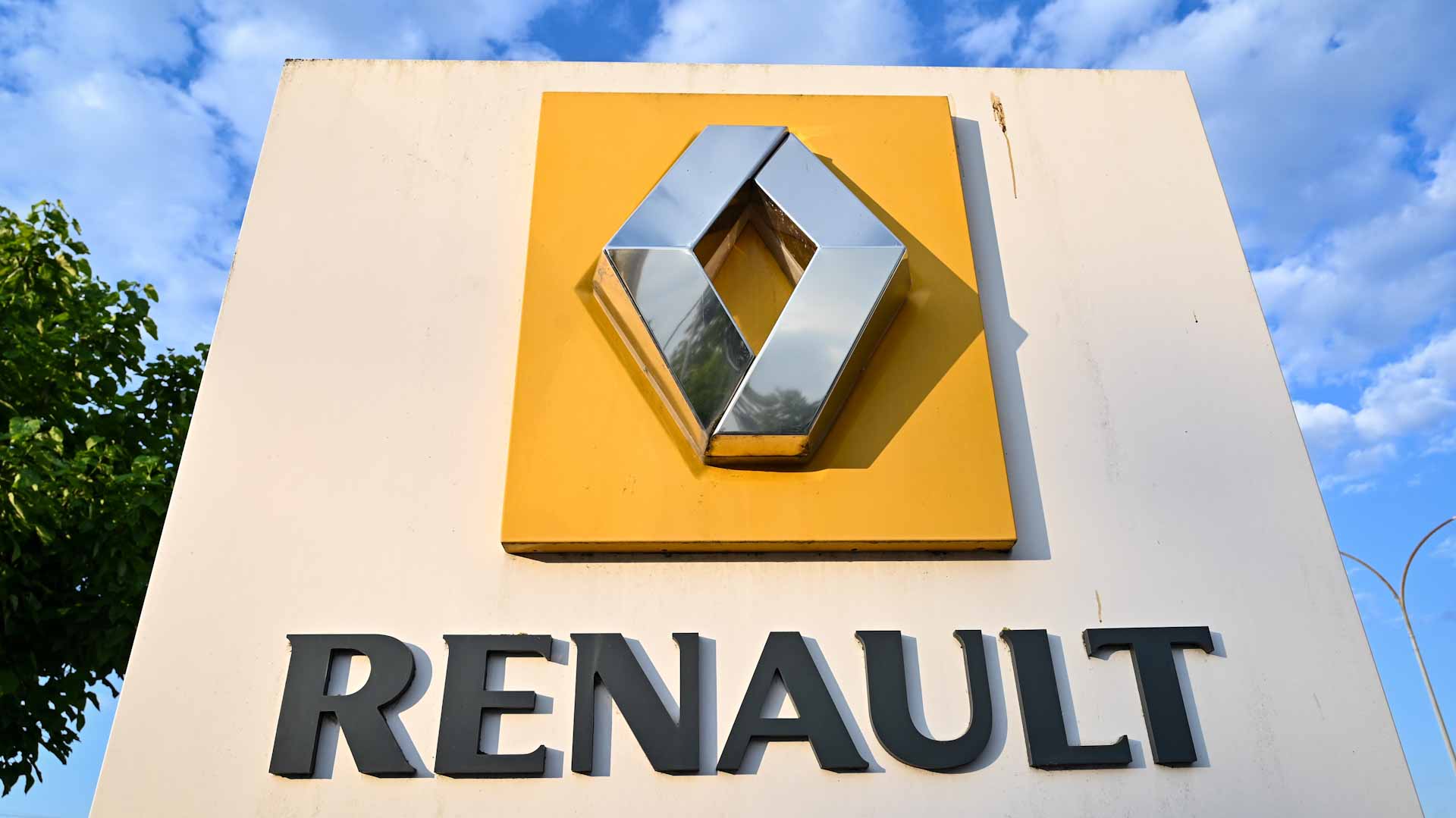 Image for the title: Renault targets 100% electric sales in Europe by 2030 