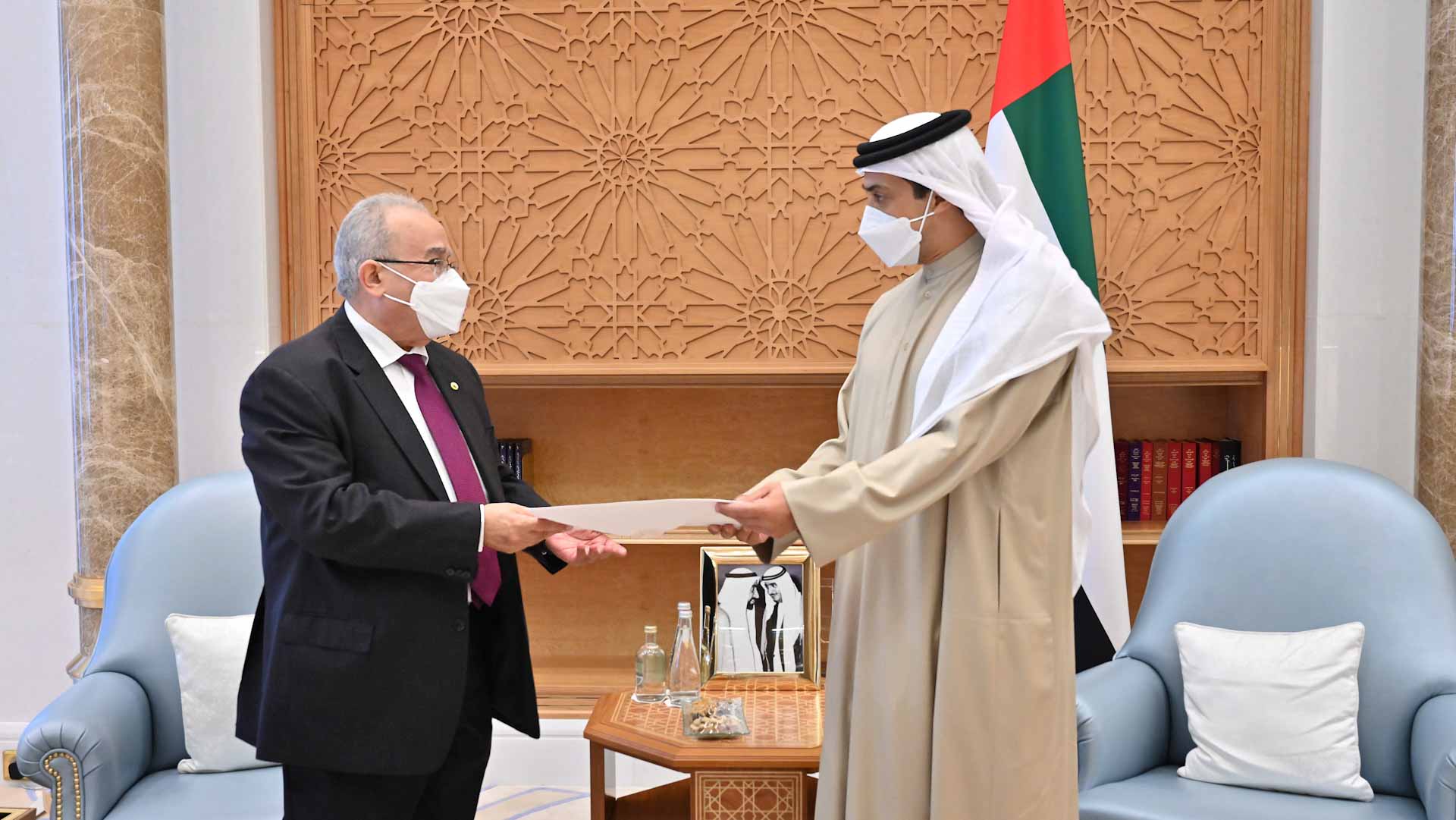 Image for the title: UAE President receives letter from Algerian President 