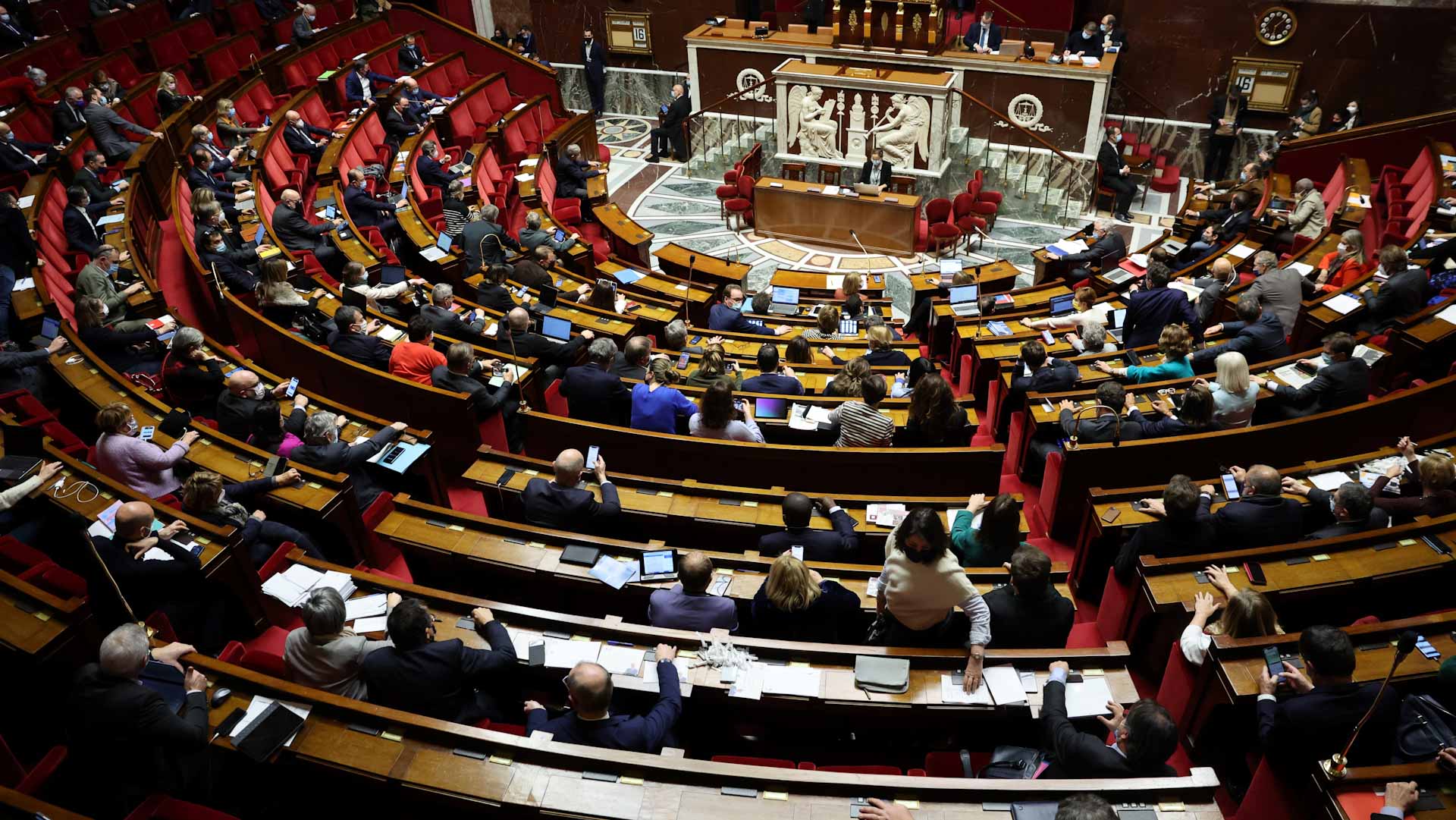 Image for the title: French parliament approves vaccine pass 