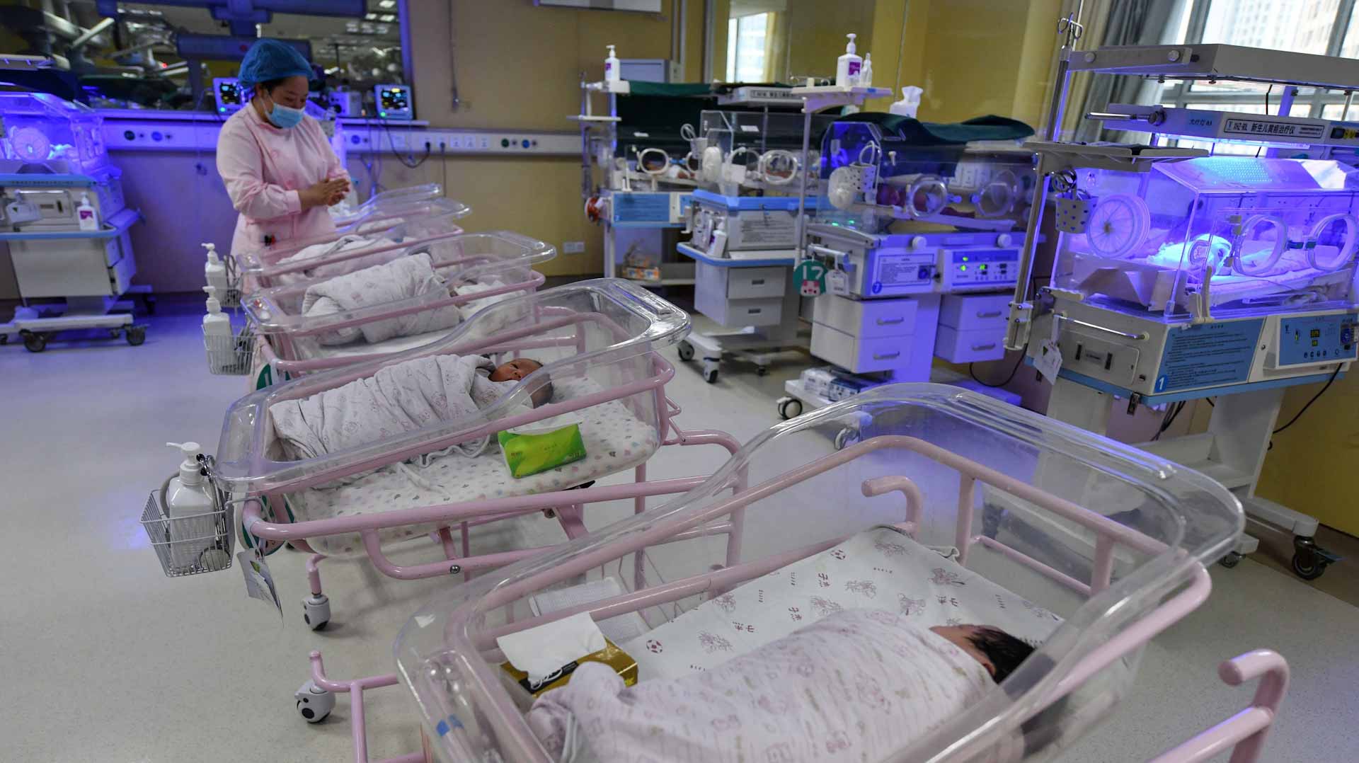 Image for the title: China's birth rate at record low in 2021: official 