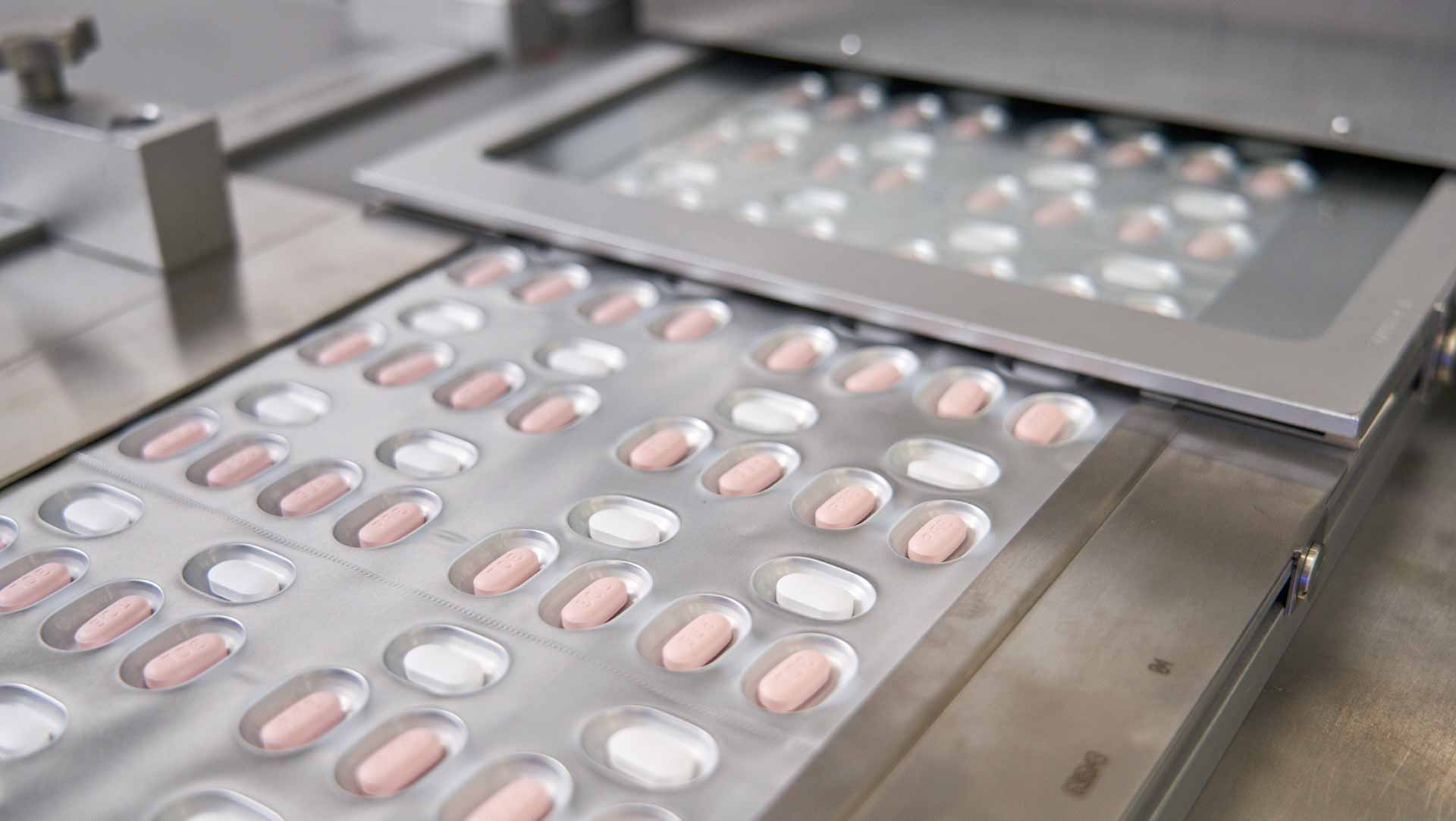 Image for the title: Pfizer to boost COVID-19 pill production with French deal 