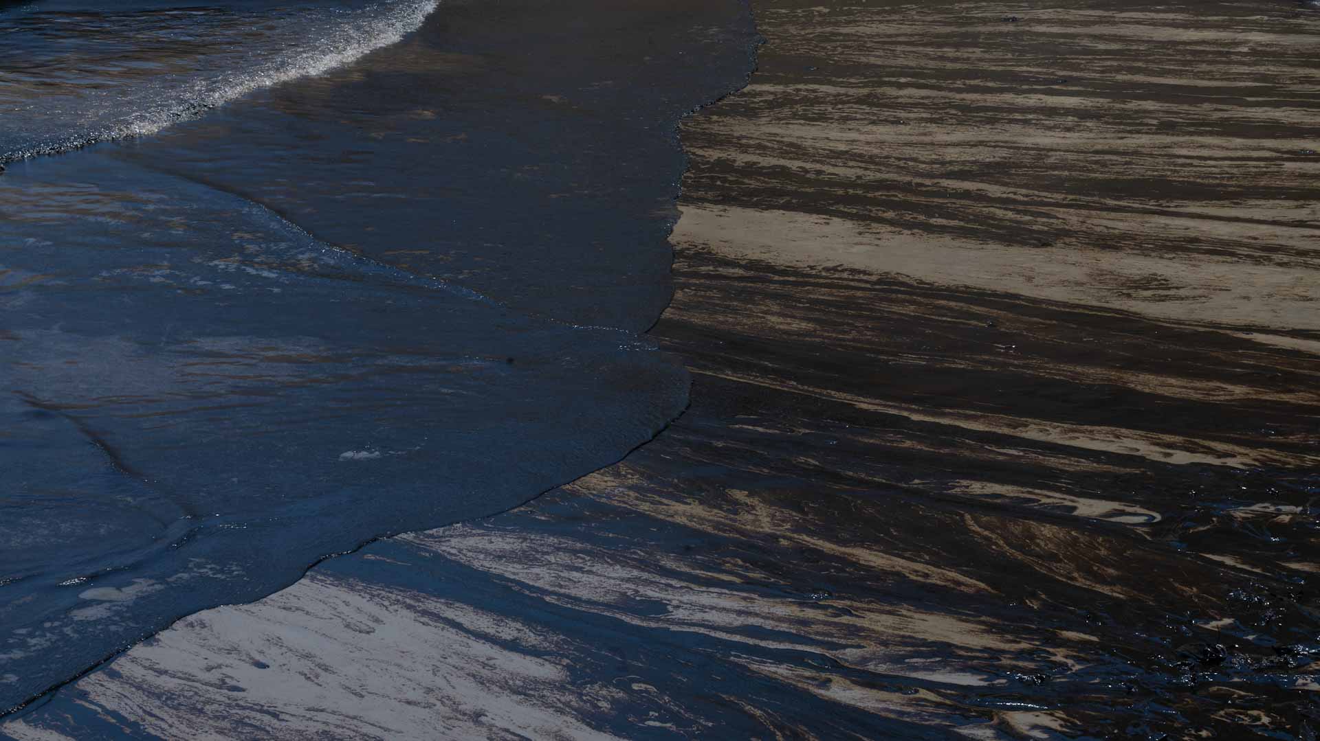 Image for the title: Peru beaches suffer oil spill blamed on waves from Tonga 