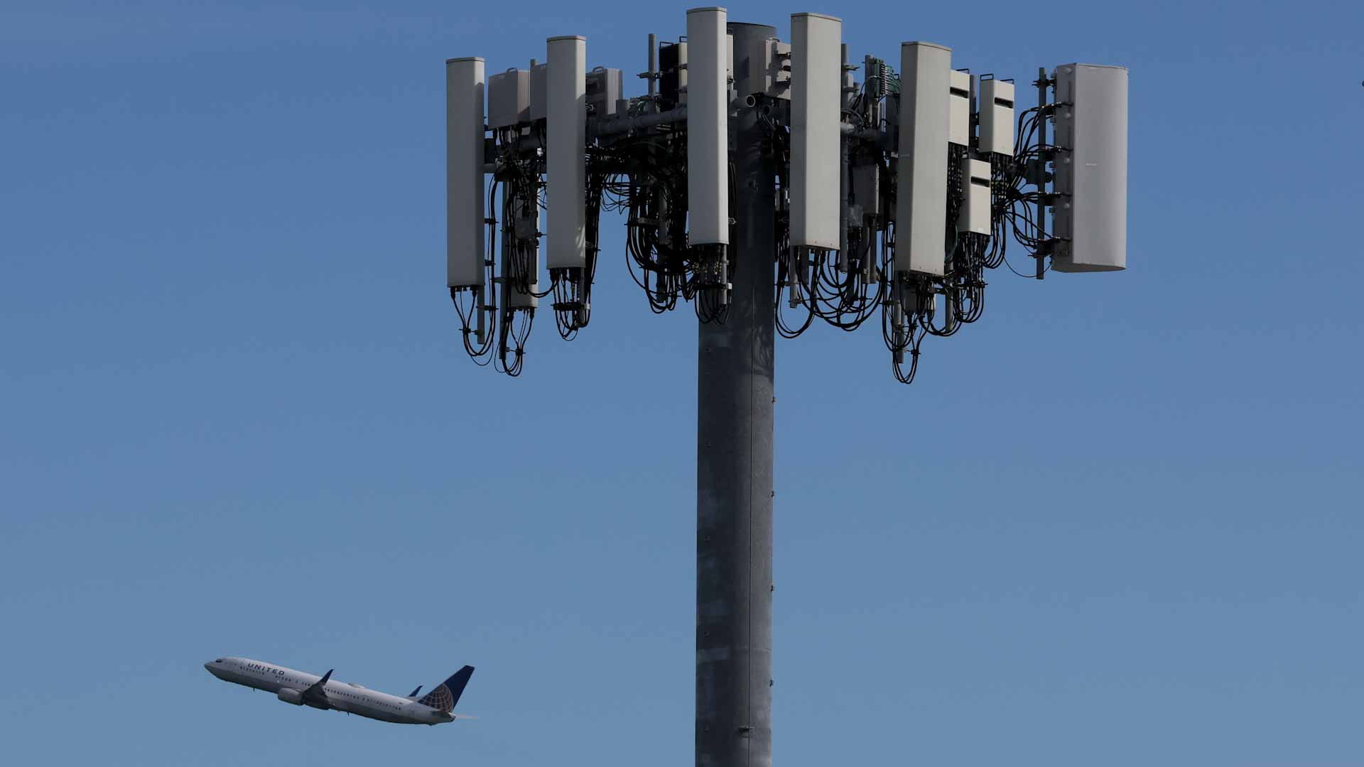 Image for the title: Airlines scramble to rejig schedules amid US 5G rollout concerns 