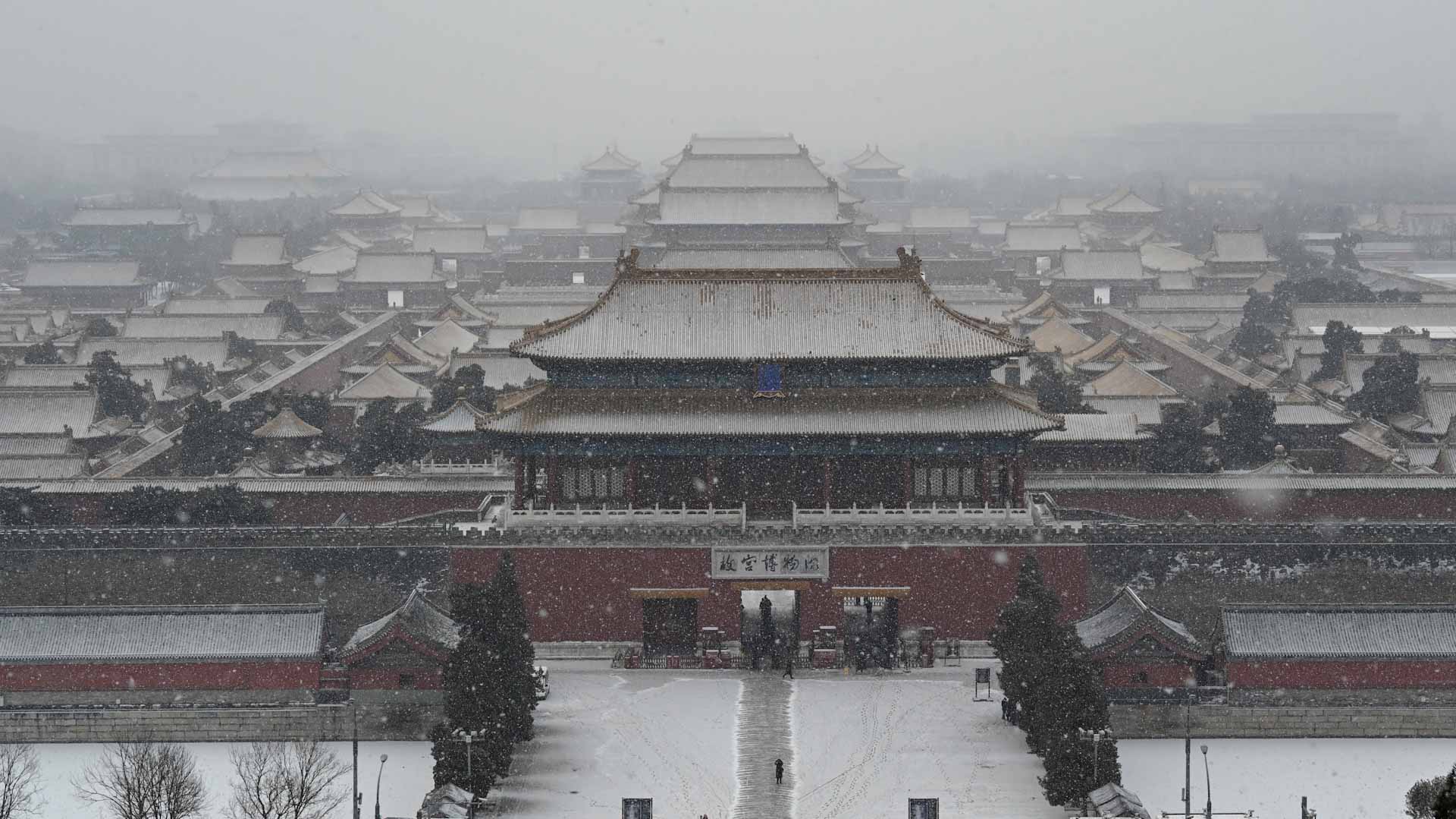 Image for the title: Snow falls on Beijing as two-week Olympics countdown starts 