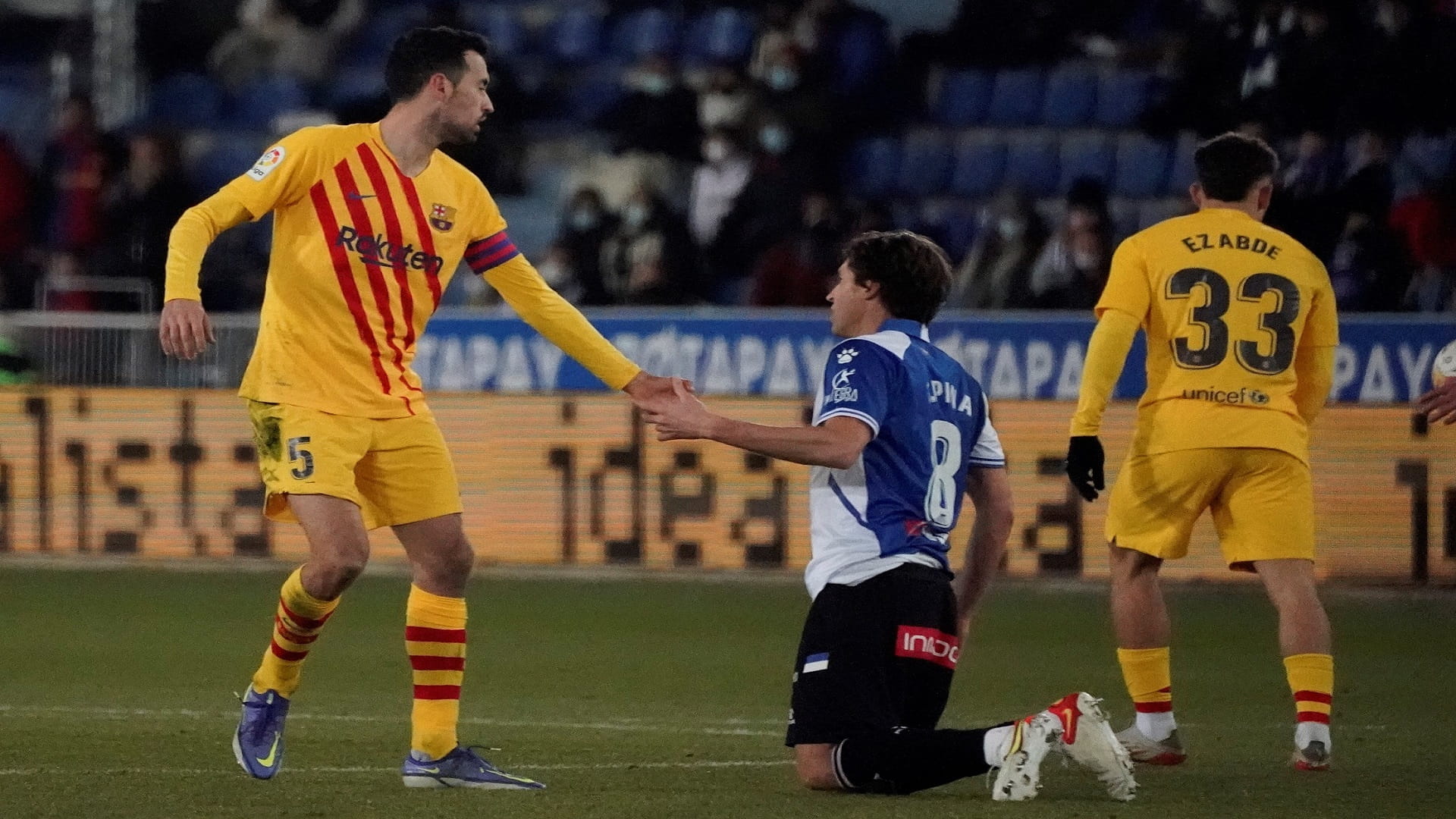 صورة بعنوان: برشلونة ينجو من السقوط أمام ألافيس في الدوري الإسباني 