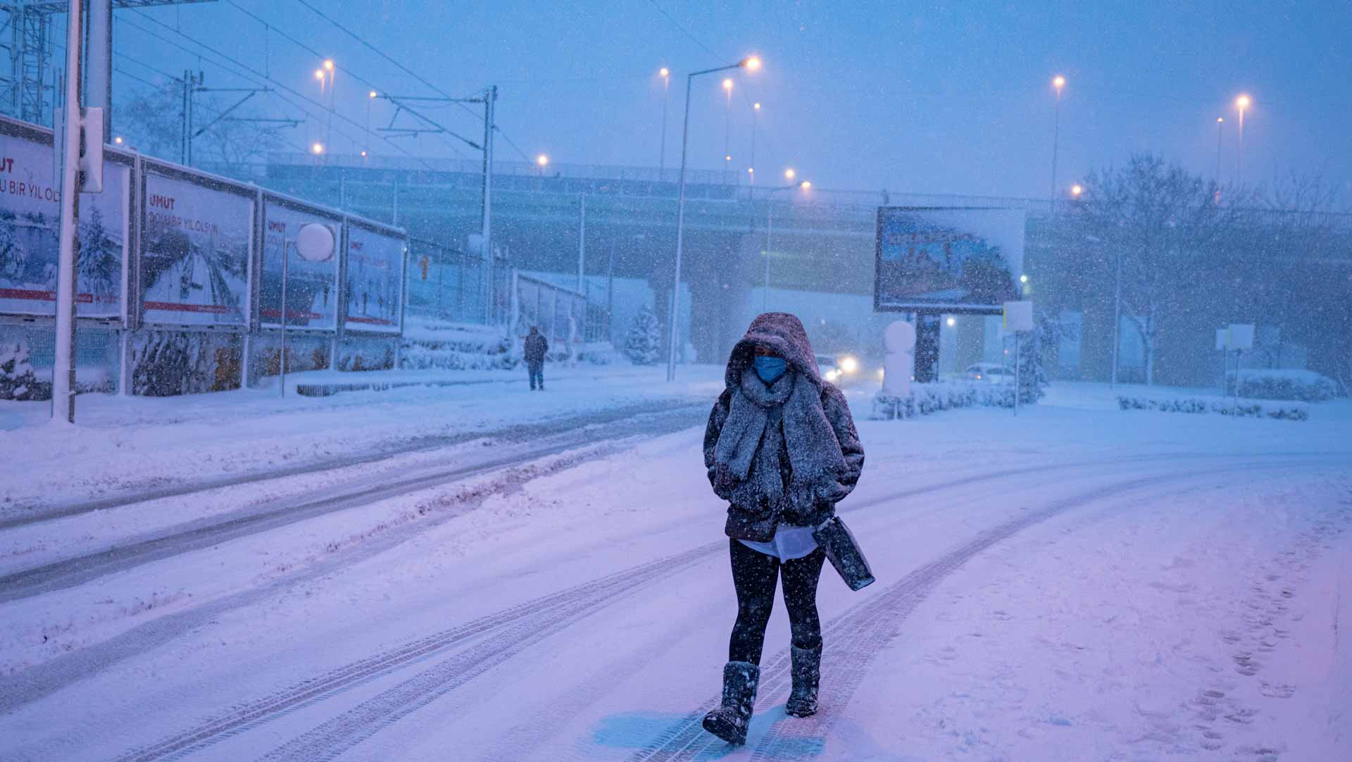 Image for the title: Turkey's Istanbul airport to remain closed due to heavy snow 
