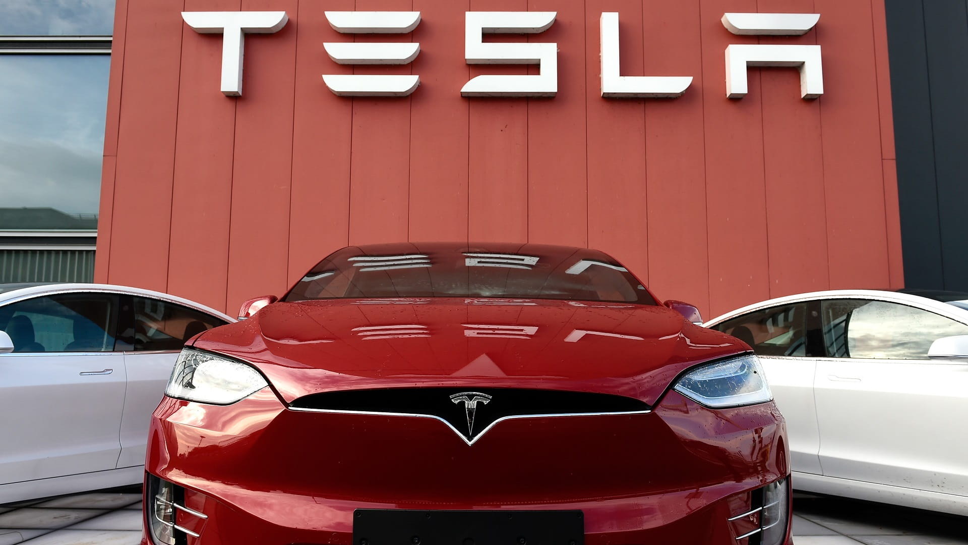 Image for the title: Tesla reports record profit, sees more supply chain woes in 2022 