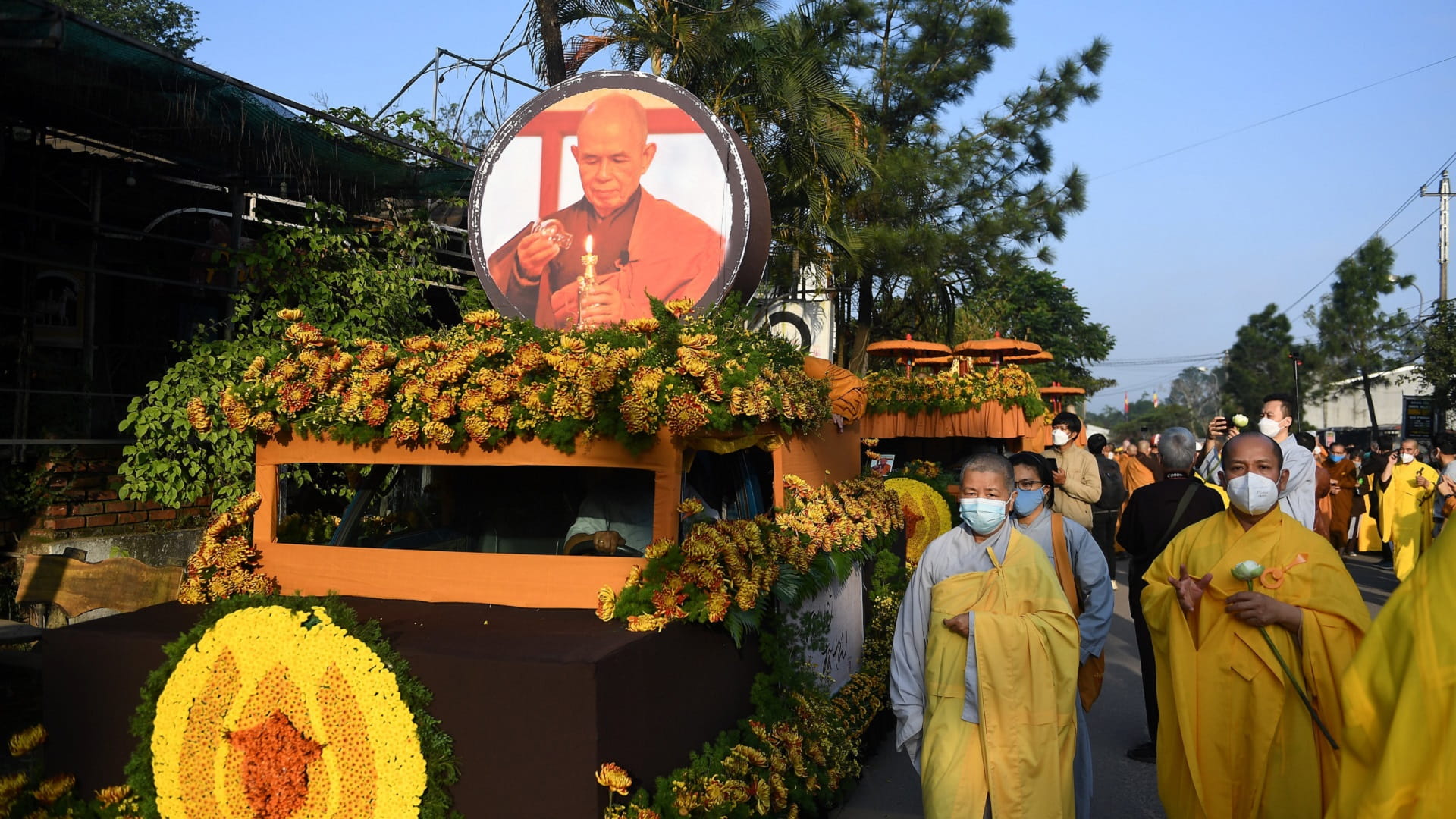 Image for the title: Vietnamese bid farewell to father of mindfulness 