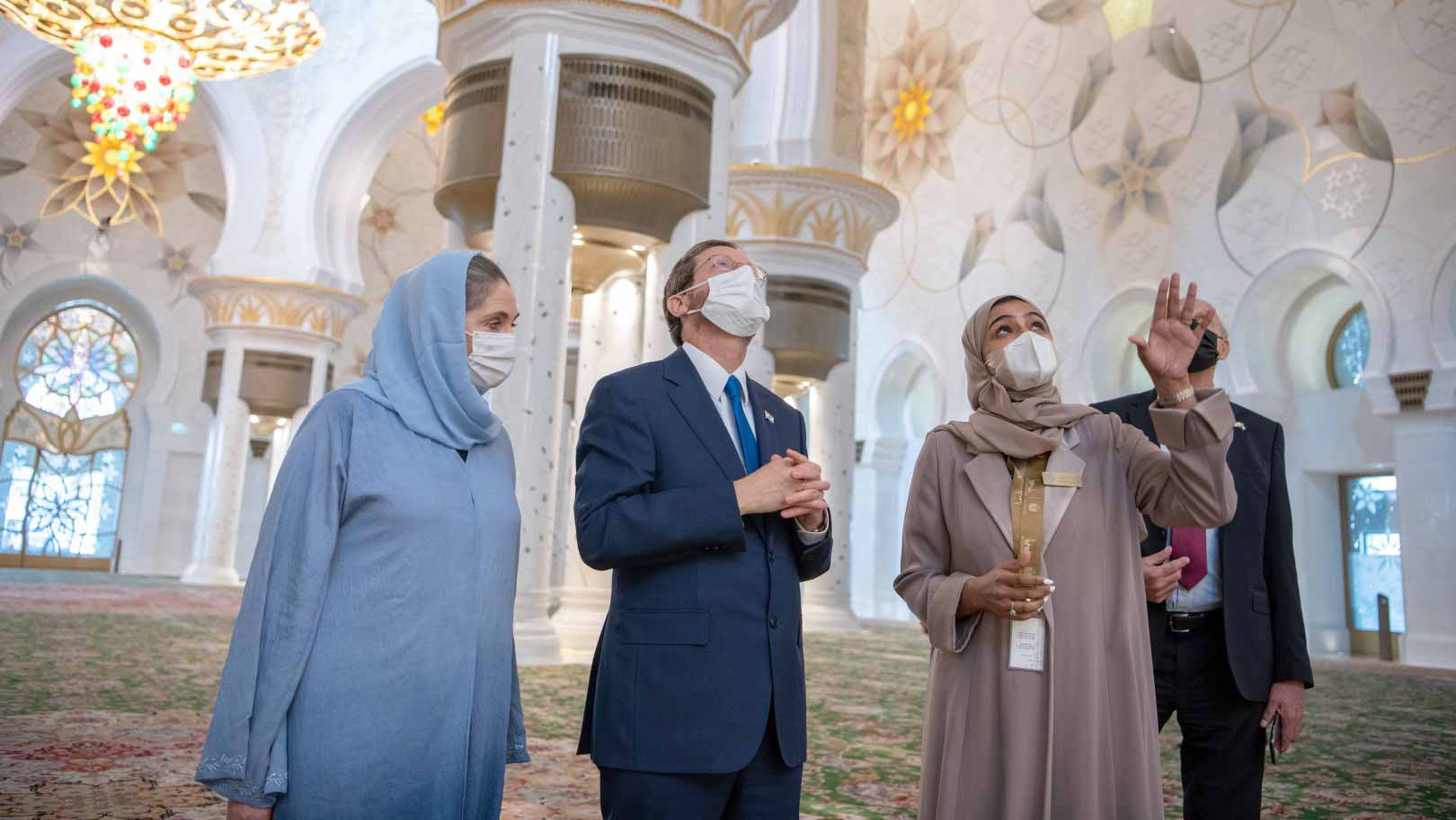 صورة بعنوان: رئيس دولة إسرائيل يزور جامع الشيخ زايد الكبير في أبوظبي 