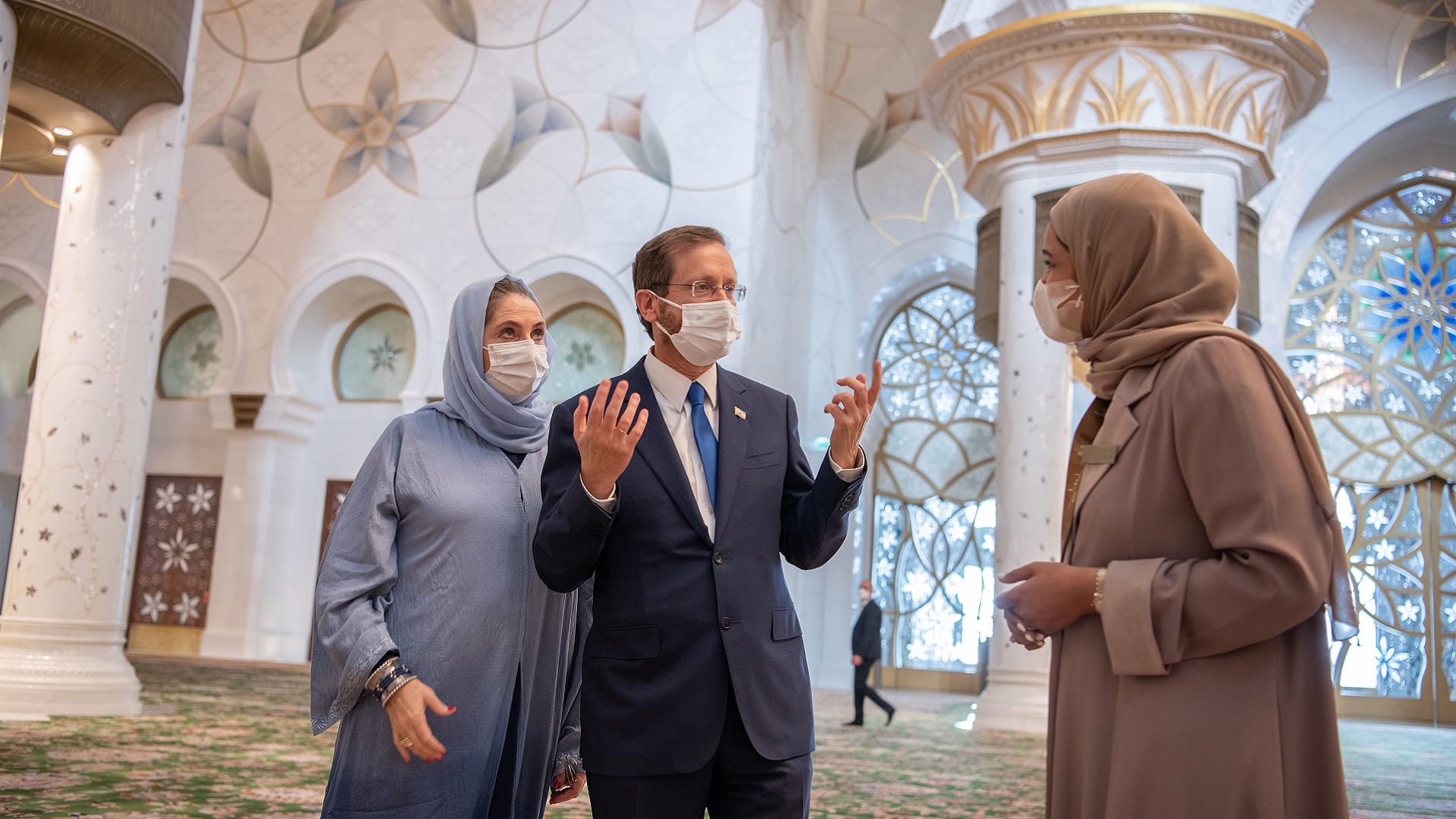 Image for the title: President of Israel visits Sheikh Zayed Grand Mosque 