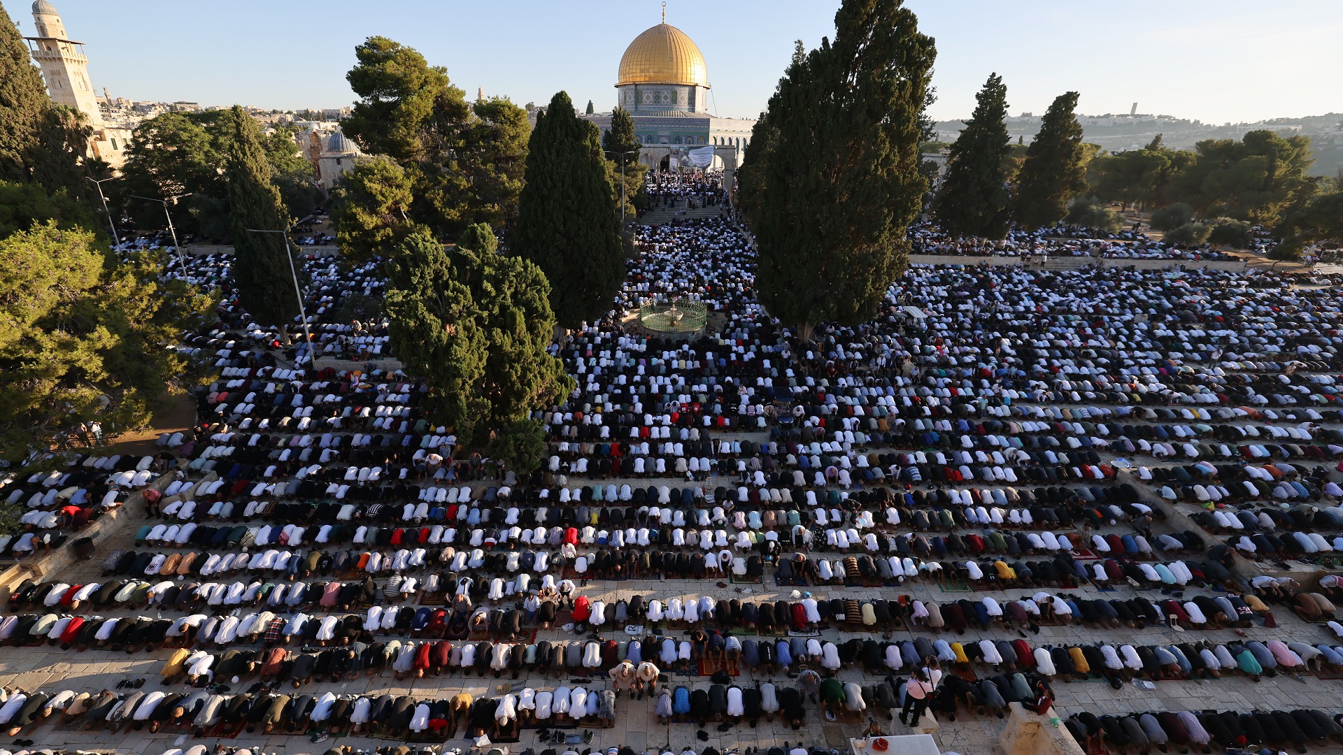 صورة بعنوان: 150 ألفاً يؤدون صلاة عيد الأضحى في رحاب المسجد الأقصى 