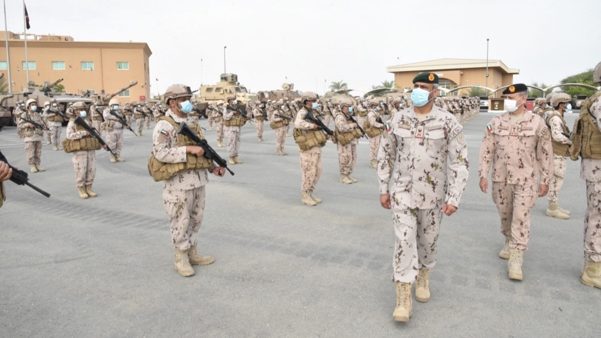 صورة بعنوان: كبار قادة وزارة الدفاع يهنئون ضباط وضباط صف وأفراد القوات المسلحة 