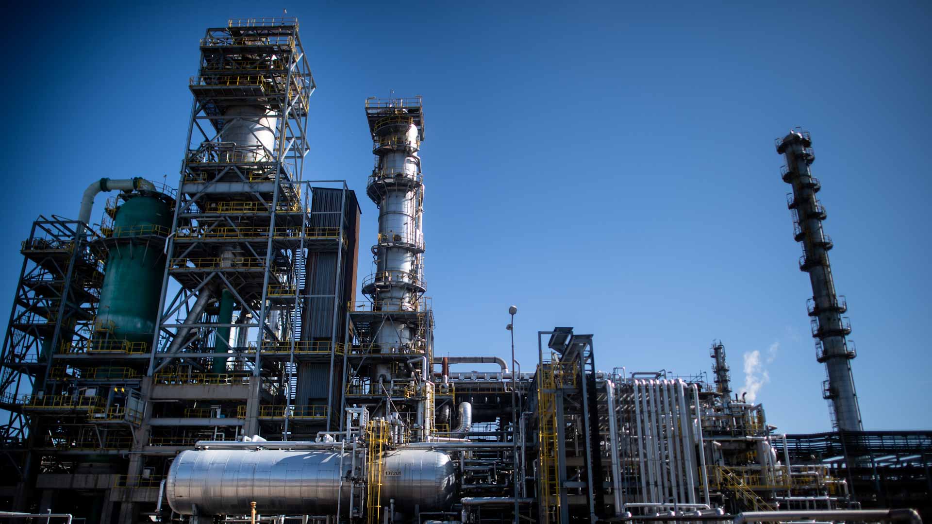 Image for the title: Oil drops on China COVID worries 