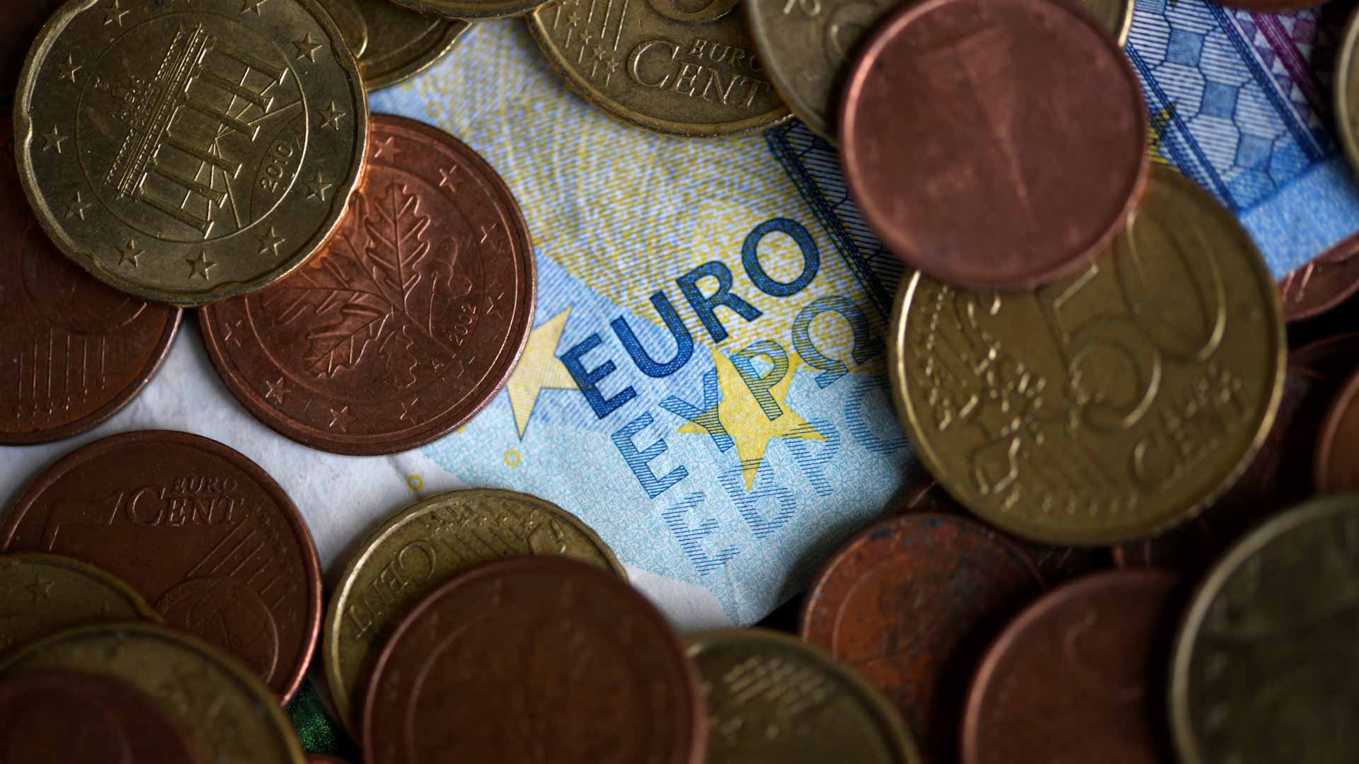 Image for the title: Euro clings to parity as markets await U.S. inflation data 