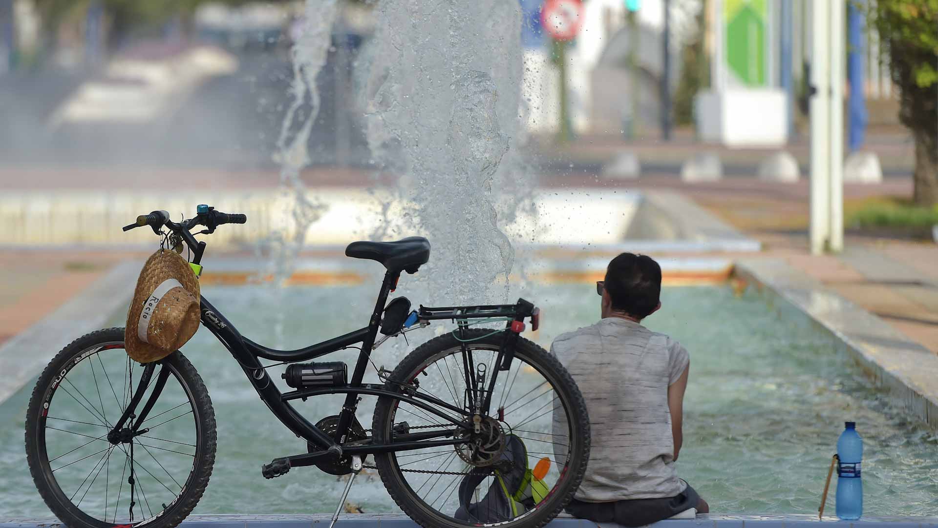 Image for the title: Heatwave grips Spain as UK readies for soaring temperatures 