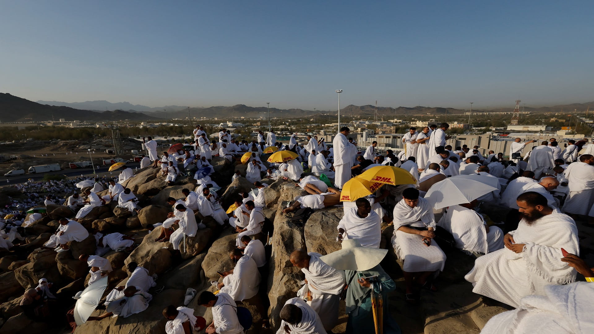 صورة بعنوان: ضيوف الرحمن يتوافدون إلى جبل عرفات لأداء ركن الحج الأعظم 