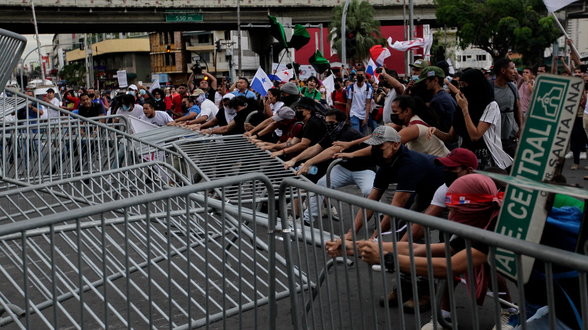 Image for the title: Panama protests continue despite fuel and food price cuts 