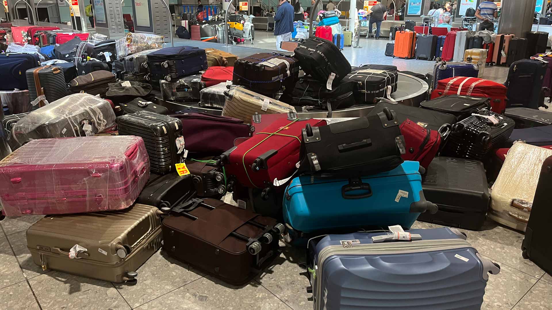 Image for the title: Qantas rearranges some Heathrow departures amid passenger caps