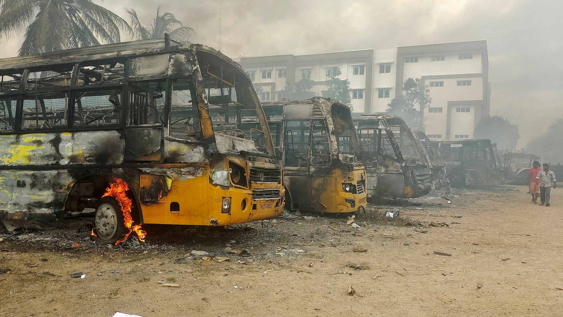 صورة بعنوان: بعد انتحار طالبة.. إصابة 20 شرطياً في اشتباكات بمدرسة في الهند  