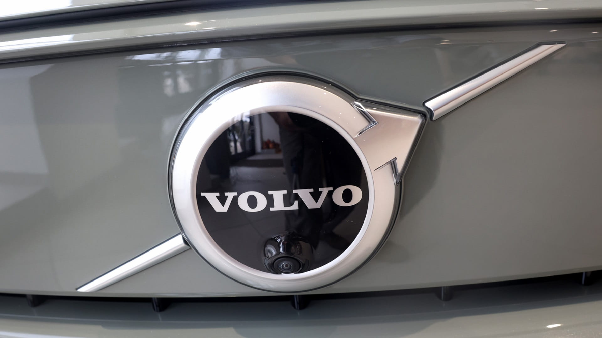 Image for the title: Volvo sees higher sales despite supply disruptions 