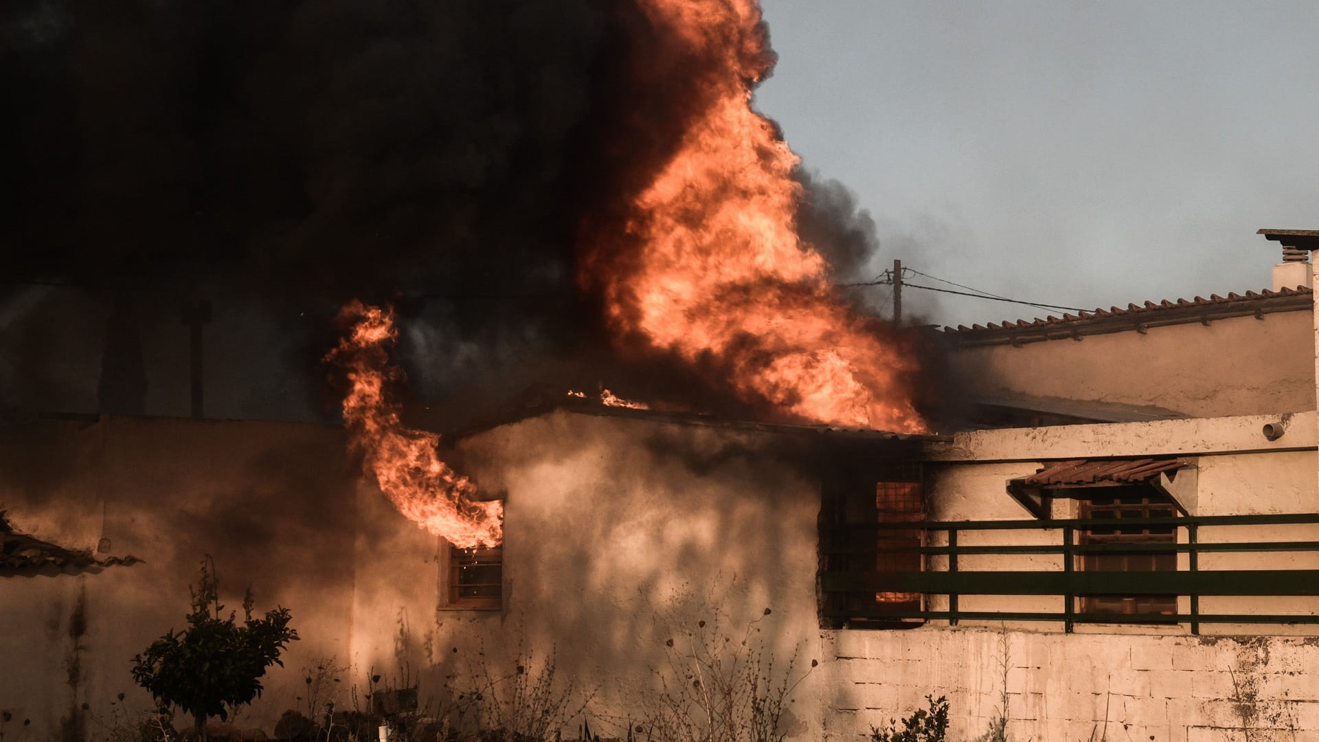 Image for the title: Hundreds evacuated as blaze engulfs Athens suburbs 