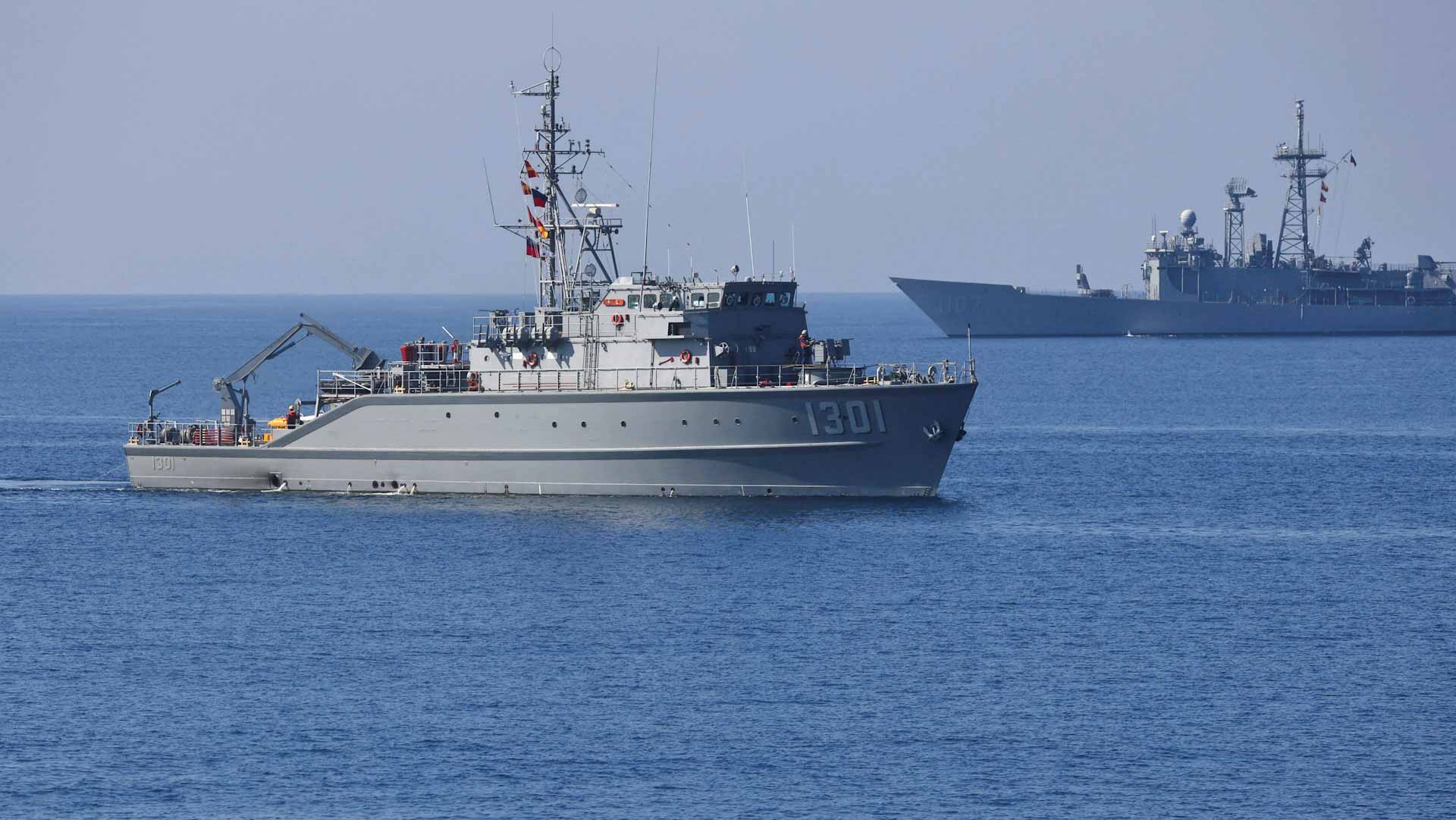 Image for the title: Taiwan president oversees drills on warship 