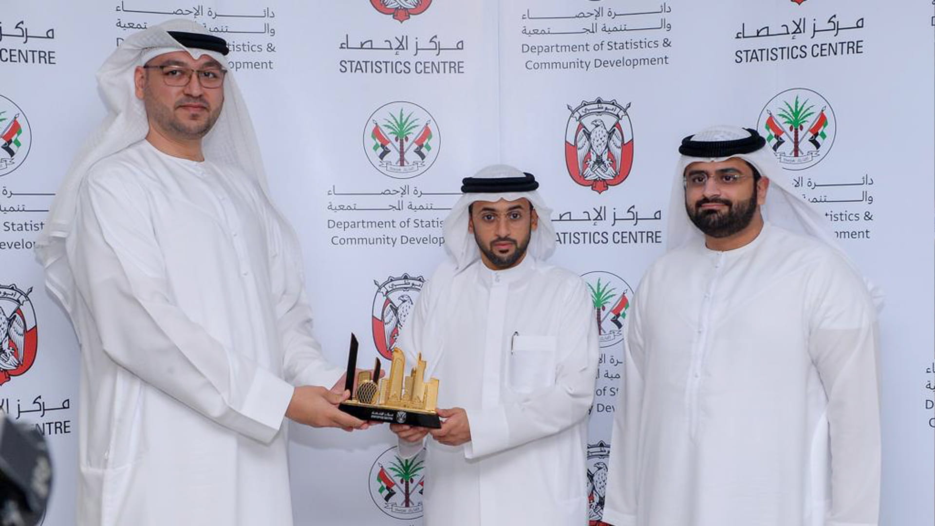 Image for the title: Abu Dhabi, Sharjah discuss cooperation in statistical field 