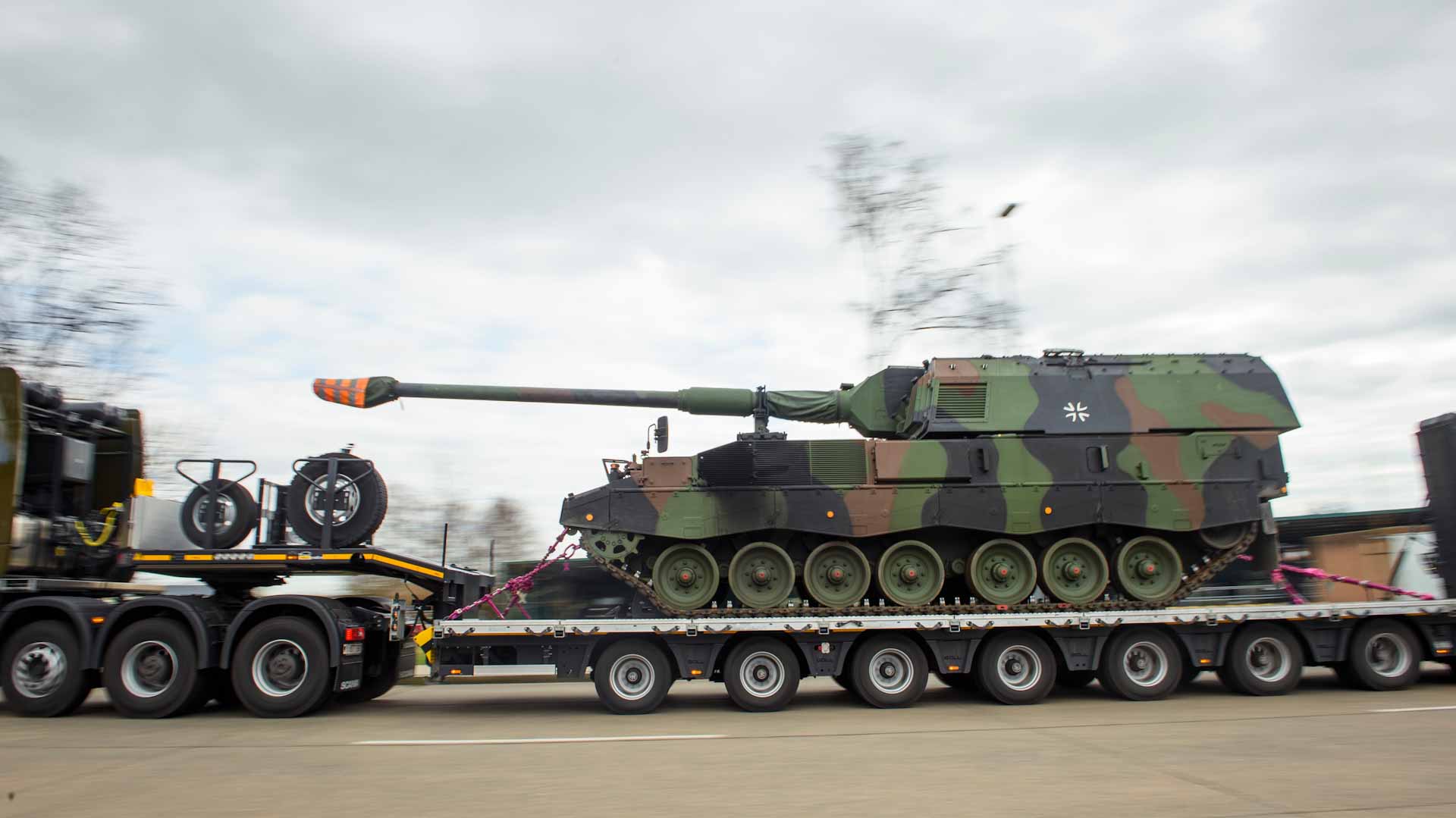 Image for the title: Slovakia to deliver eight Zuzana 2 howitzers to Ukraine 