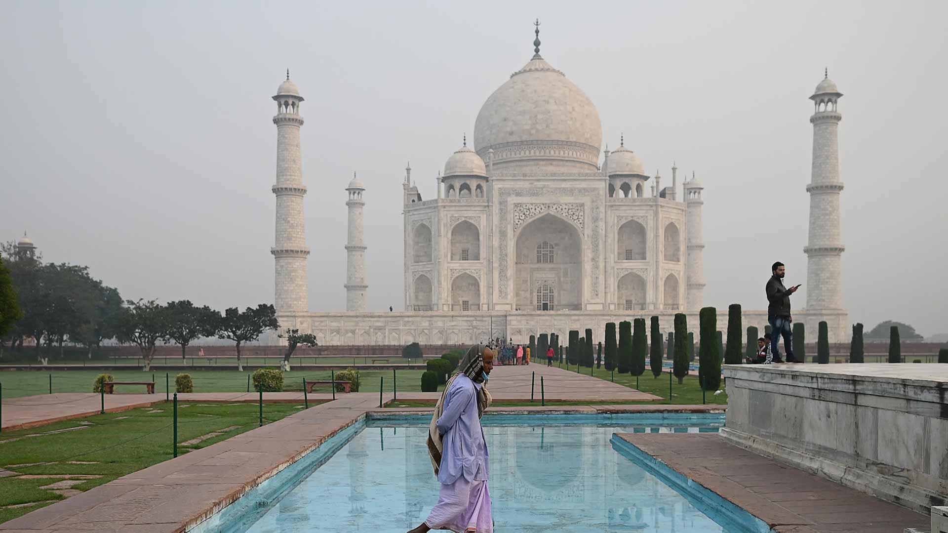 Image for the title: Rapid rise in Mumbai pushes India's COVID numbers to month high 
