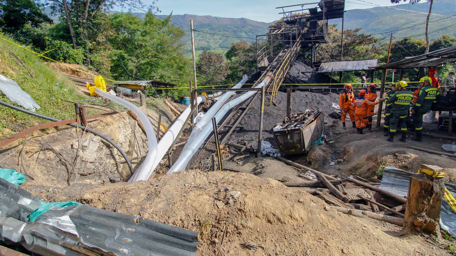 Image for the title: Colombian rescuers working to save 14 trapped miners 