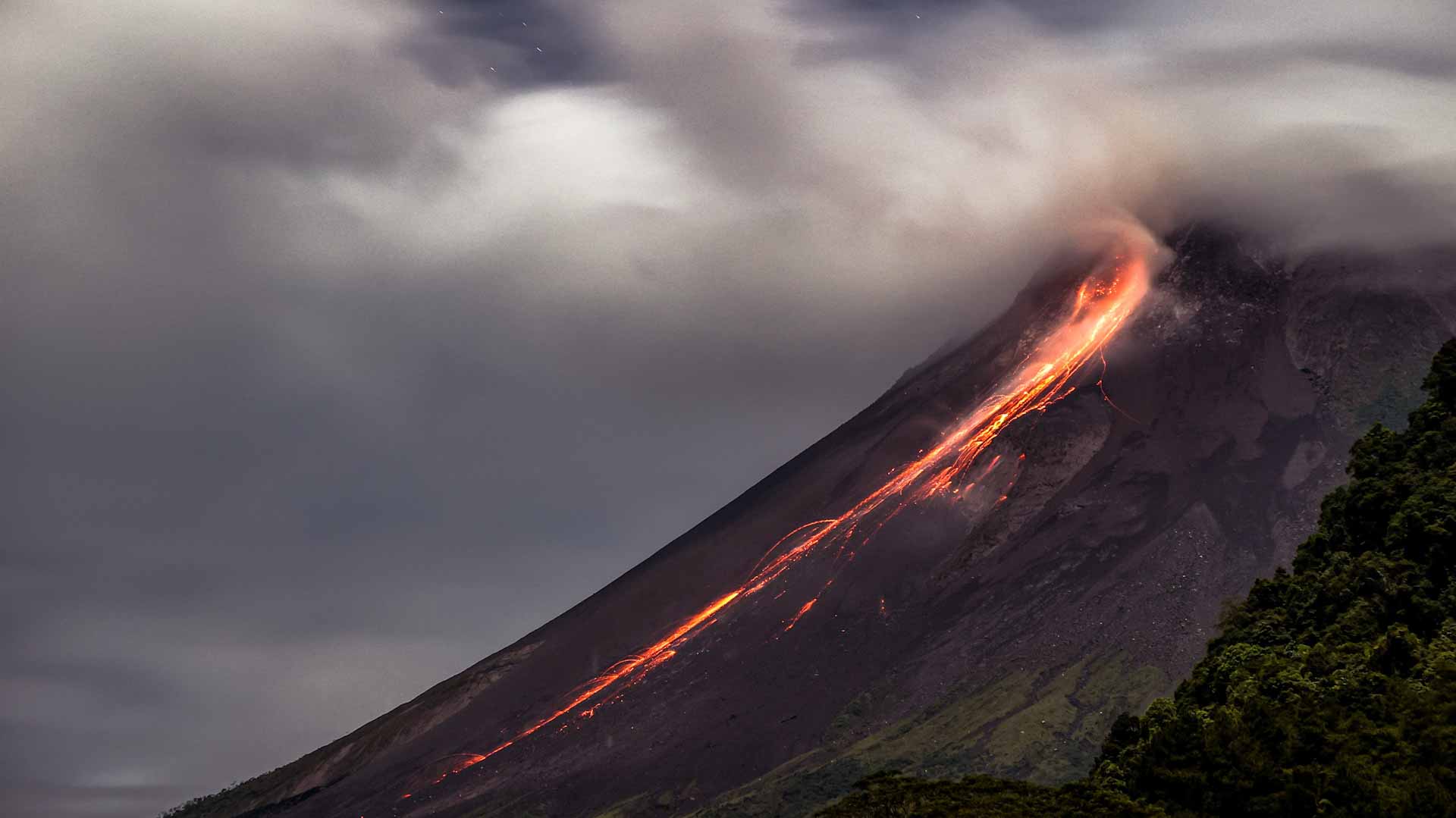 Image for the title: Papua New Guinea's Ulawun volcano erupts 