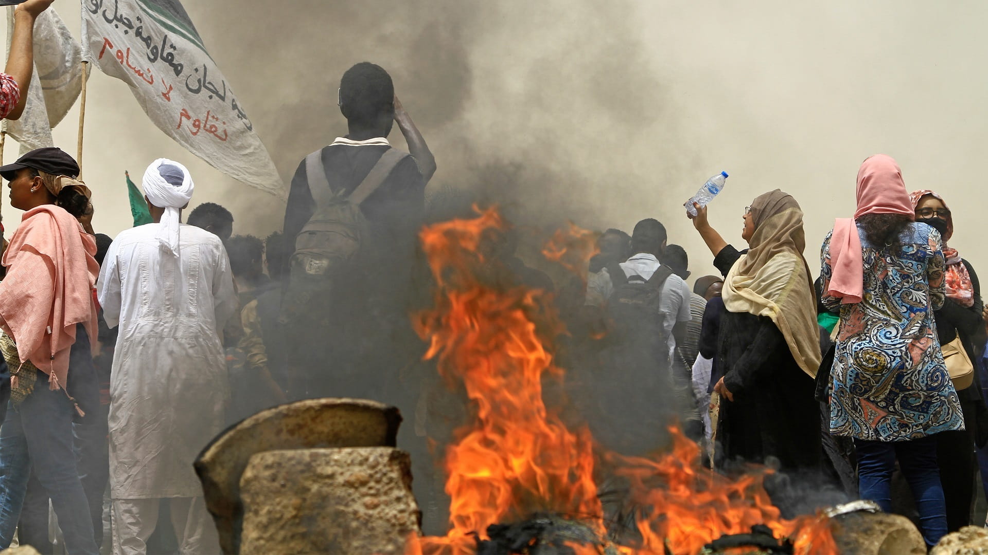 Image for the title: Sudan protesters blockade roads to key Red Sea port 