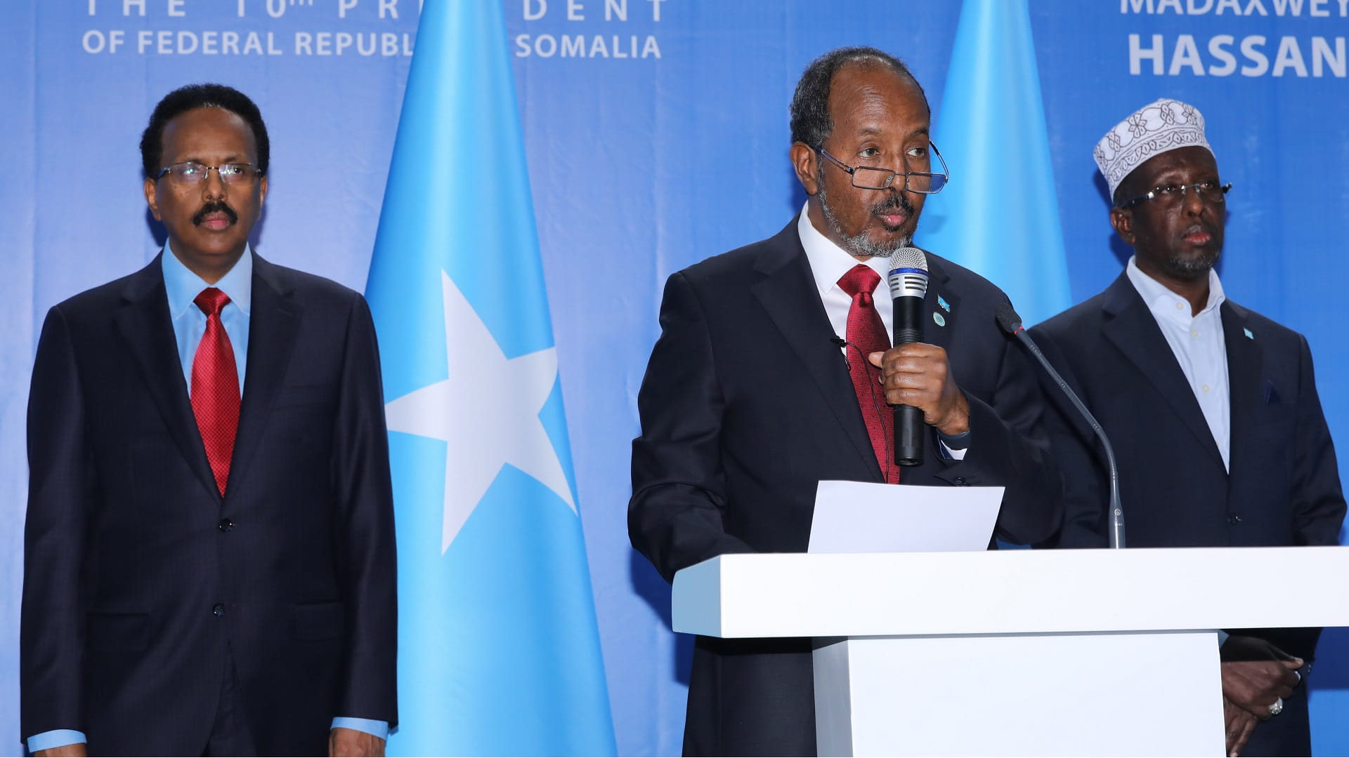 Image for the title: Somalia president urges global community to help avert famine 