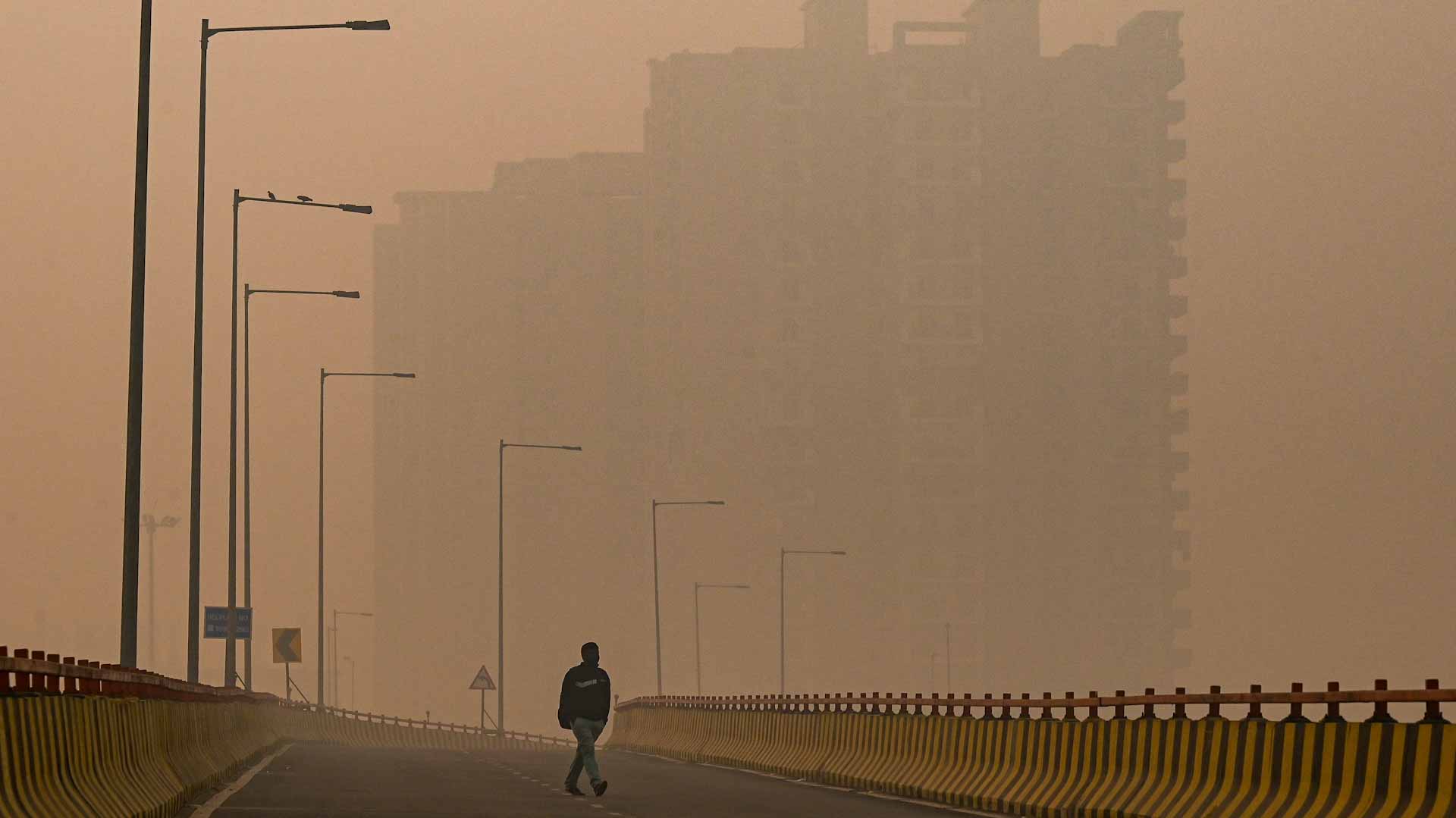 Image for the title: Polluted air cuts global life expectancy by two years 