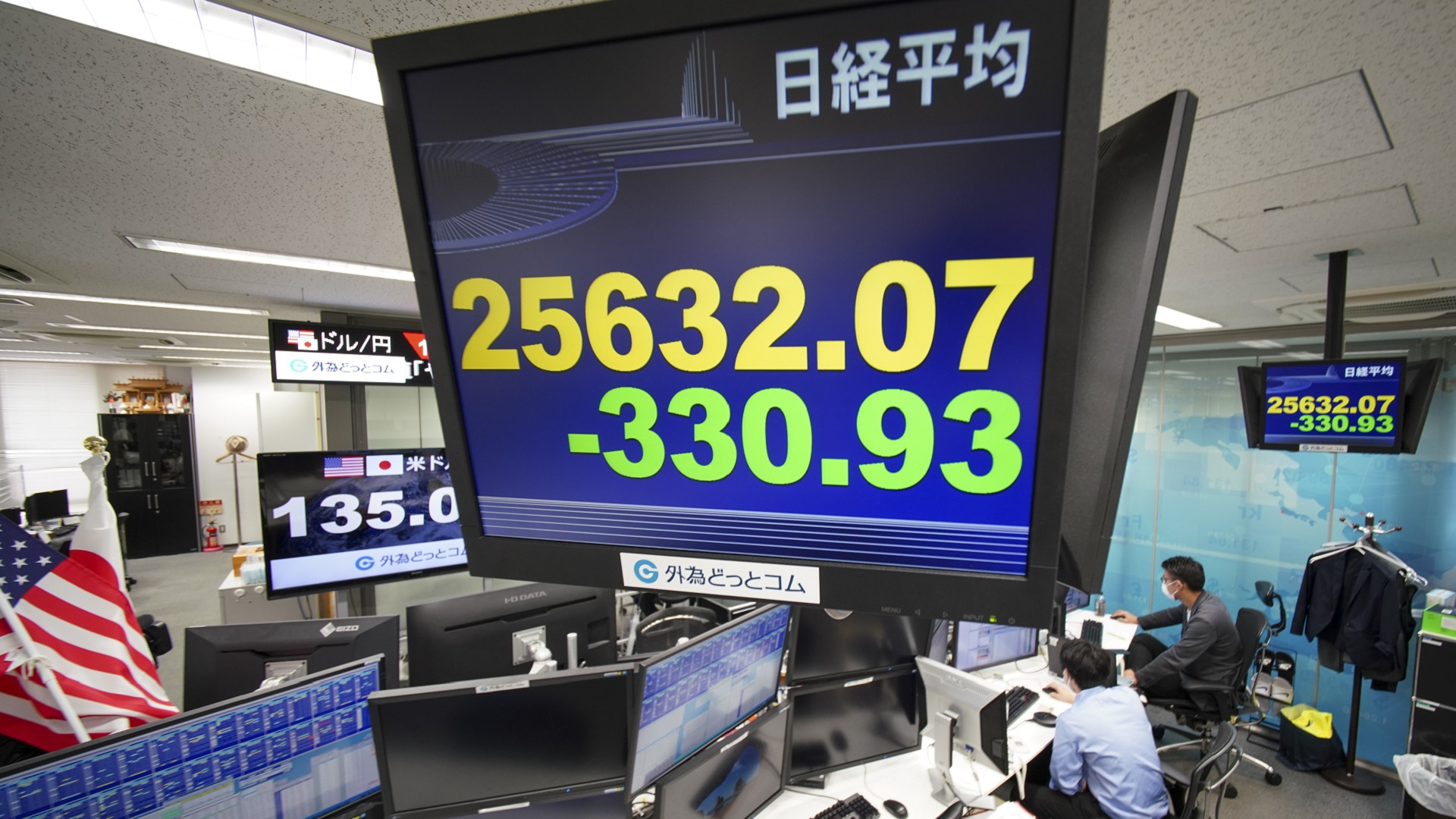 Image for the title: Asian markets, oil prices extend losses on recession worries 