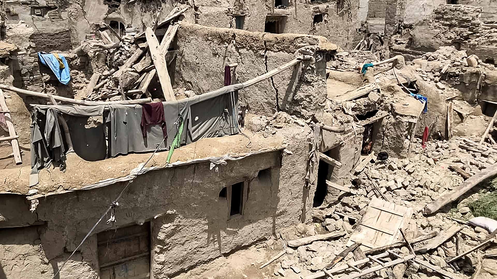 Image for the title: Afghanistan scramble to reach earthquake zone, toll at 1,000 dead 