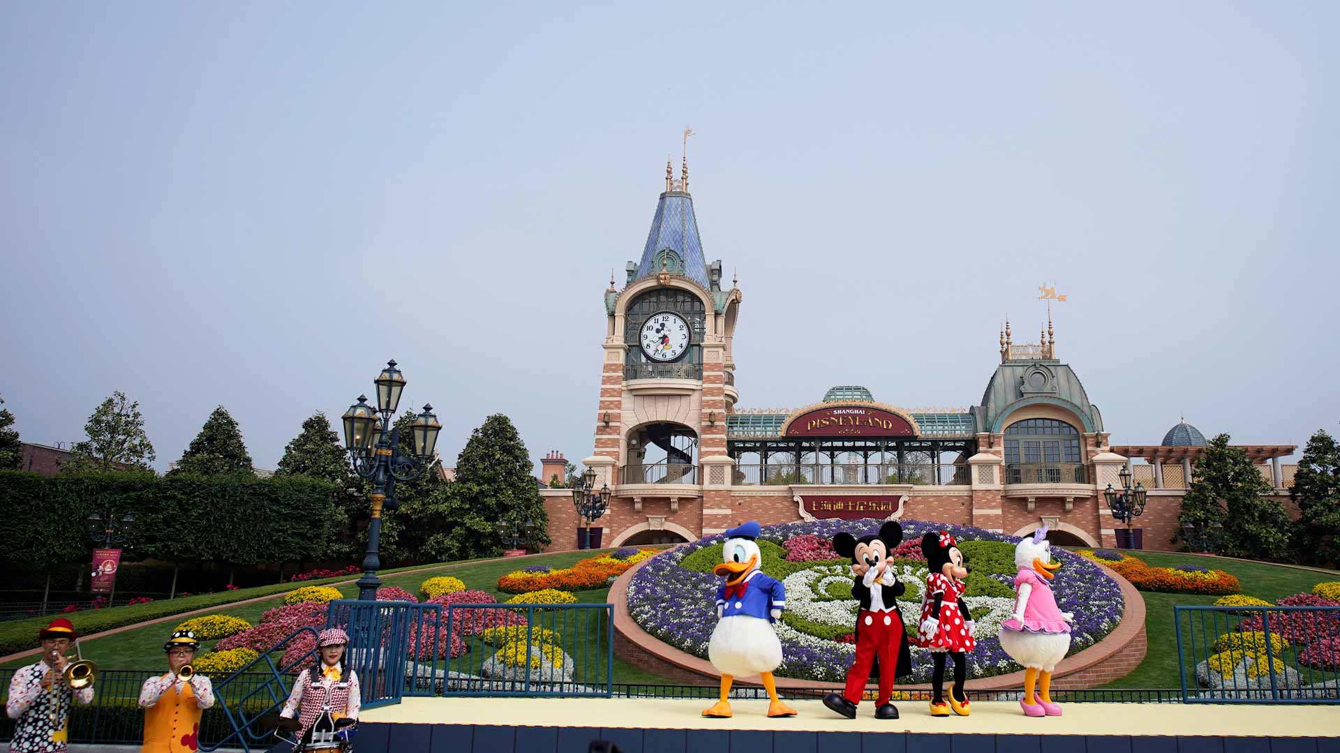 Image for the title: Shanghai Disneyland reopens after three-month COVID shutdown 