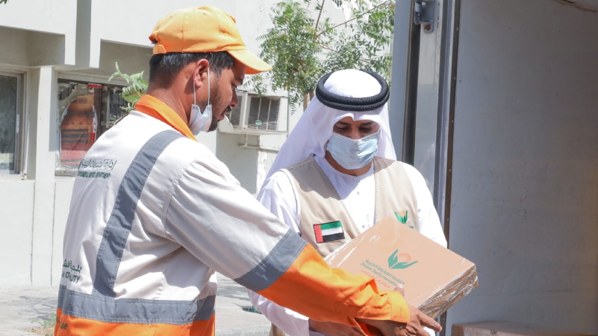 صورة بعنوان: خيرية الشارقة توزع 30 ألف وجبة إفطار صائم محلياً بأول أيام رمضان 