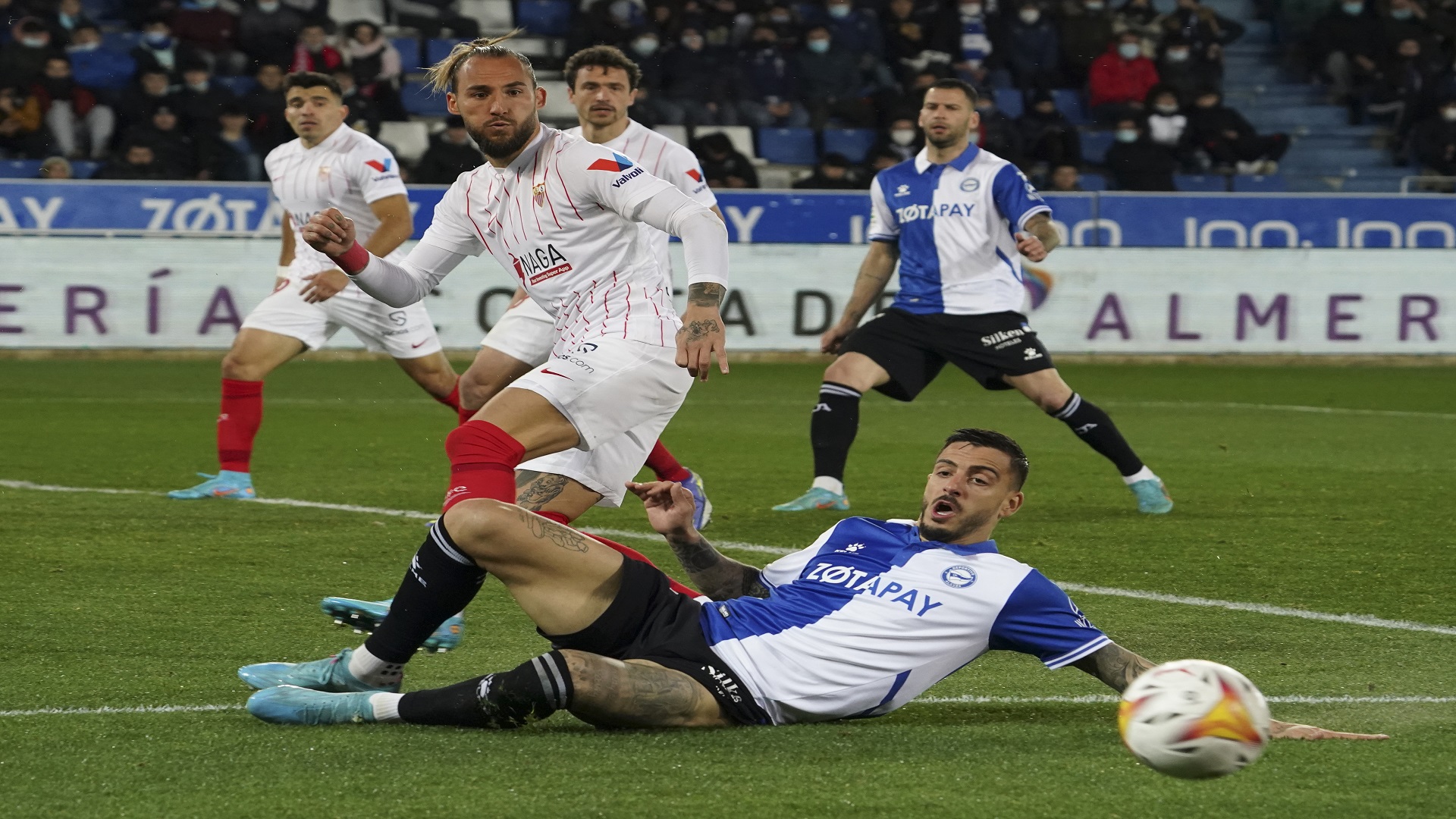 صورة بعنوان: إشبيلية يسقط بفخ التعادل السلبي أمام ألافيس في الدوري الإسباني 