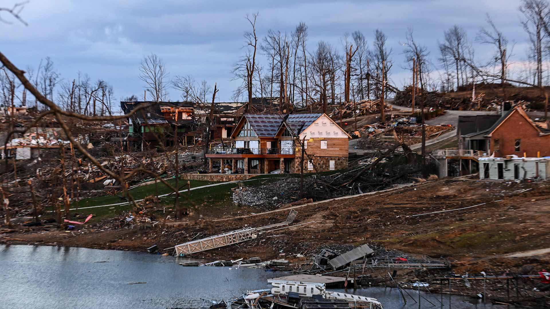 Image for the title: Tornado slams central Iowa, killing at least six 