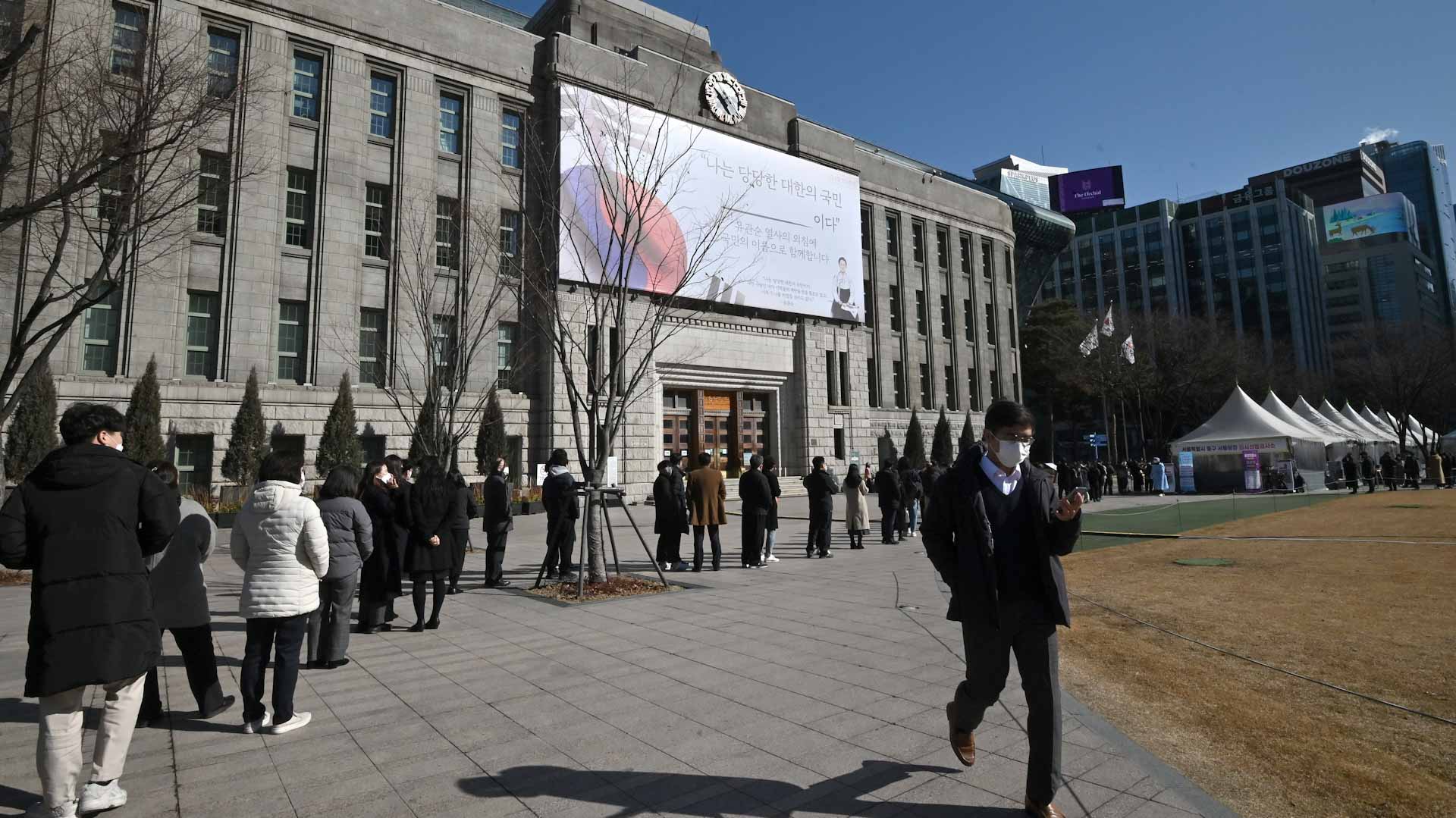 Image for the title: S.Korea scrambles to rework COVID19 poll plans after early voting 