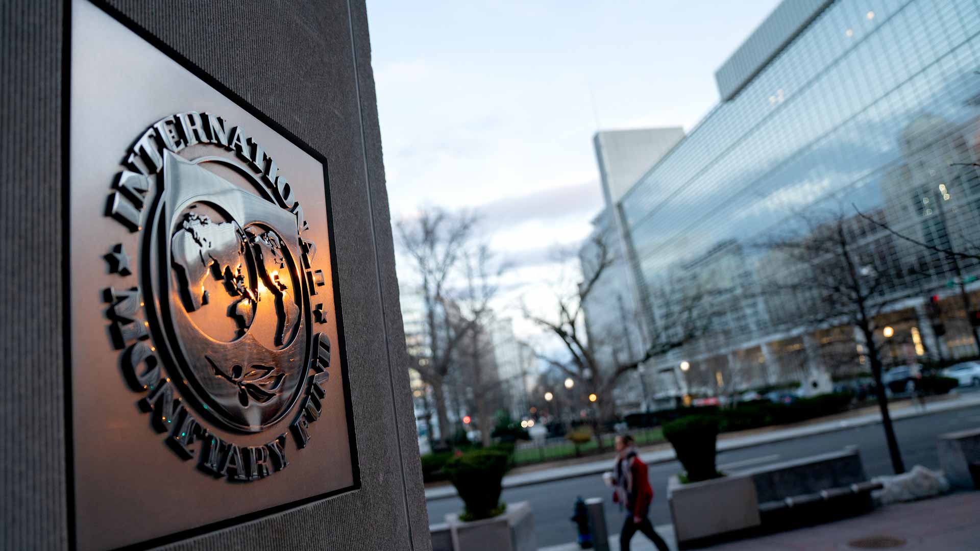 Image for the title: World Bank approves $723 mn in loans, grants for Ukraine 