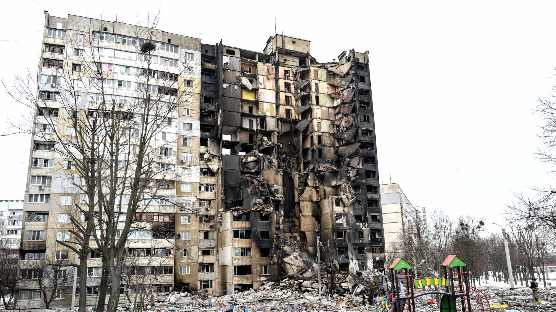 Image for the title: Evacuation from Ukraine's Sumy to continue on Wednesday 