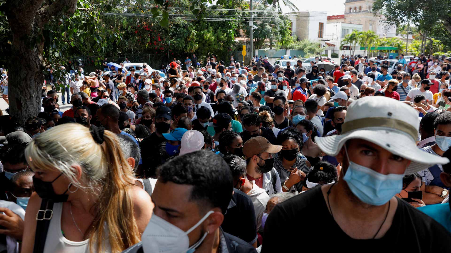 Image for the title: Cubans protest at Havana embassy as tightens visa requirements 