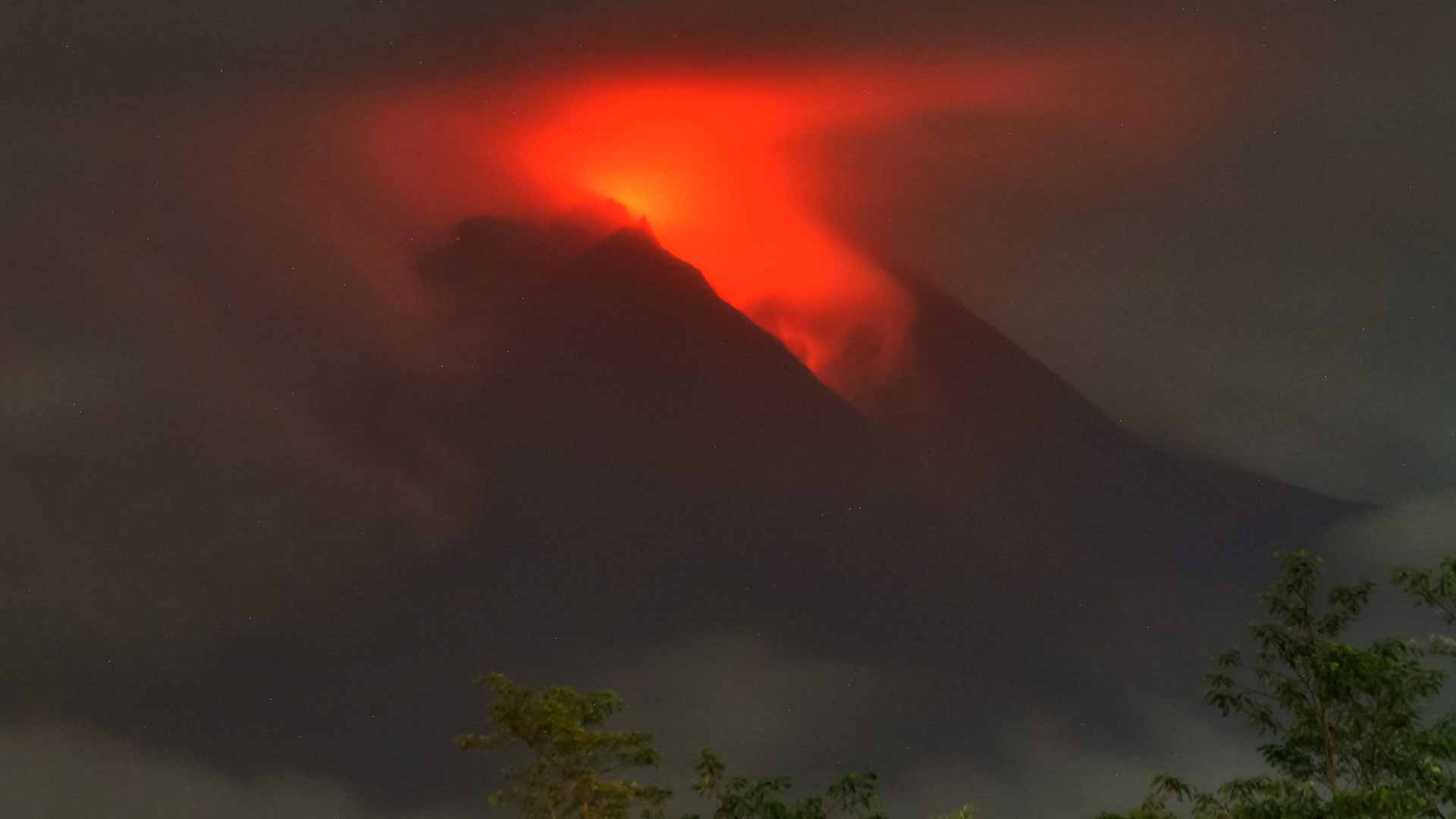 Image for the title: Hundreds flee their homes as Indonesian volcano erupts 