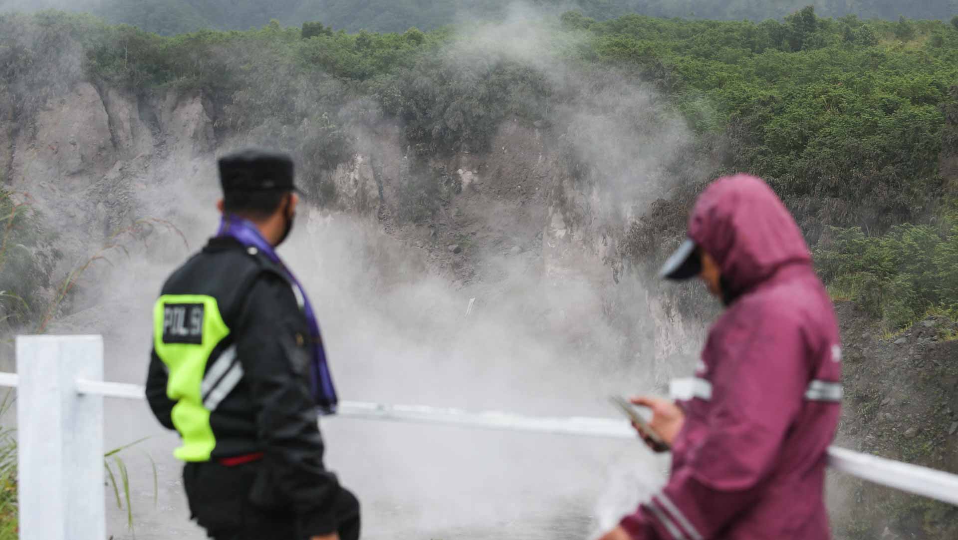 صورة بعنوان: مع حمم..بركان ميرابي بإندونيسيا يستيقظ فجأة ويجبر مئات على الرحيل 