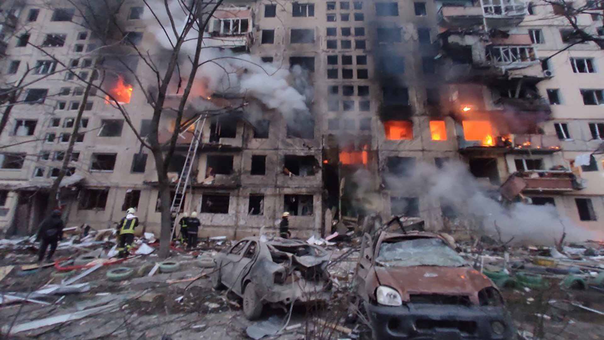 Image for the title: Deadly air strike hits Kyiv ahead of new Russia-Ukraine talks 